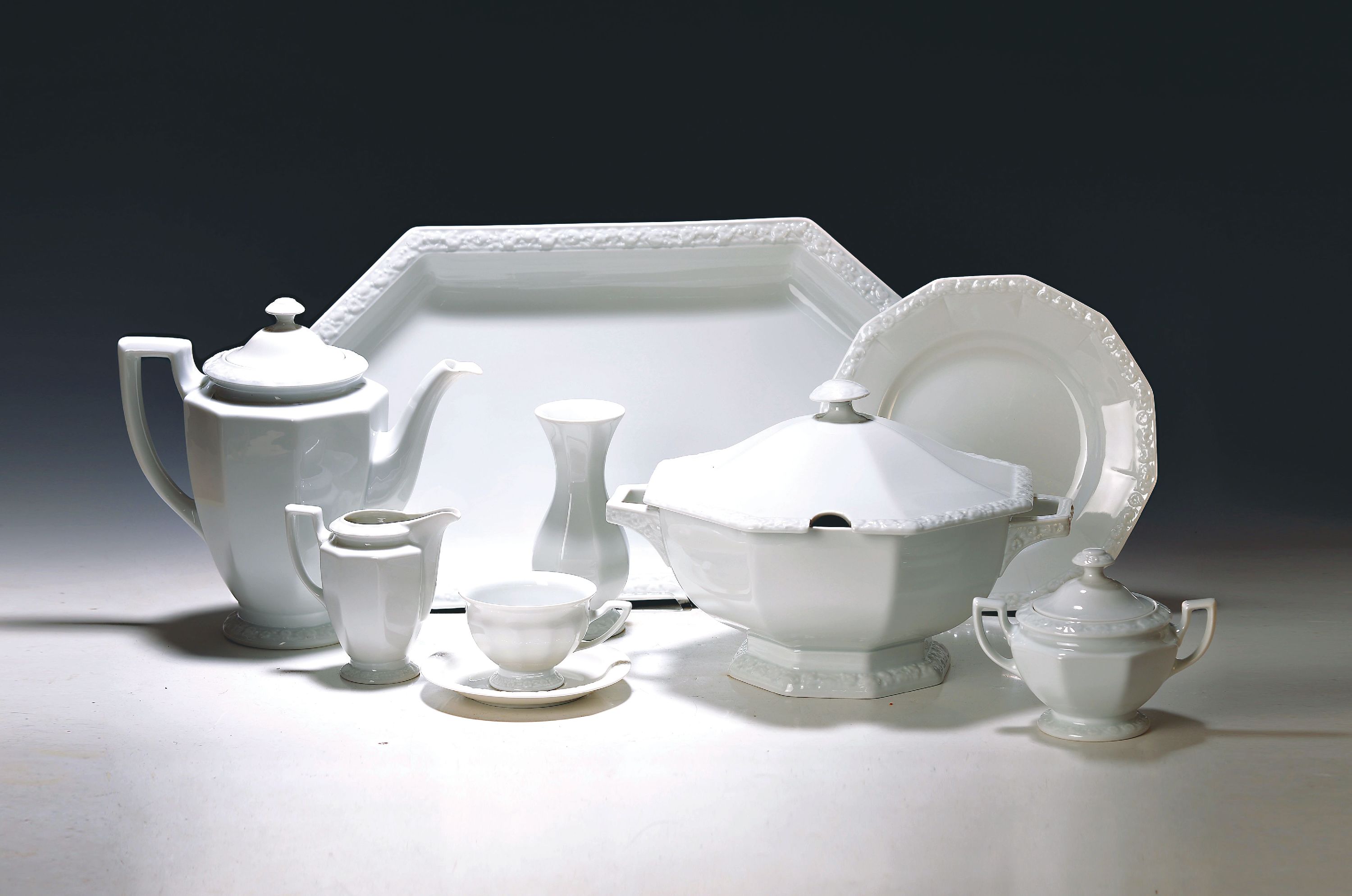 Umfangreiches Kaffee- und Speiseservice für 12 Personen, Rosenthal, Maria weiß, 12 flache Teller, 12 tiefe Teller, eine Suppenterrine, 2 ...