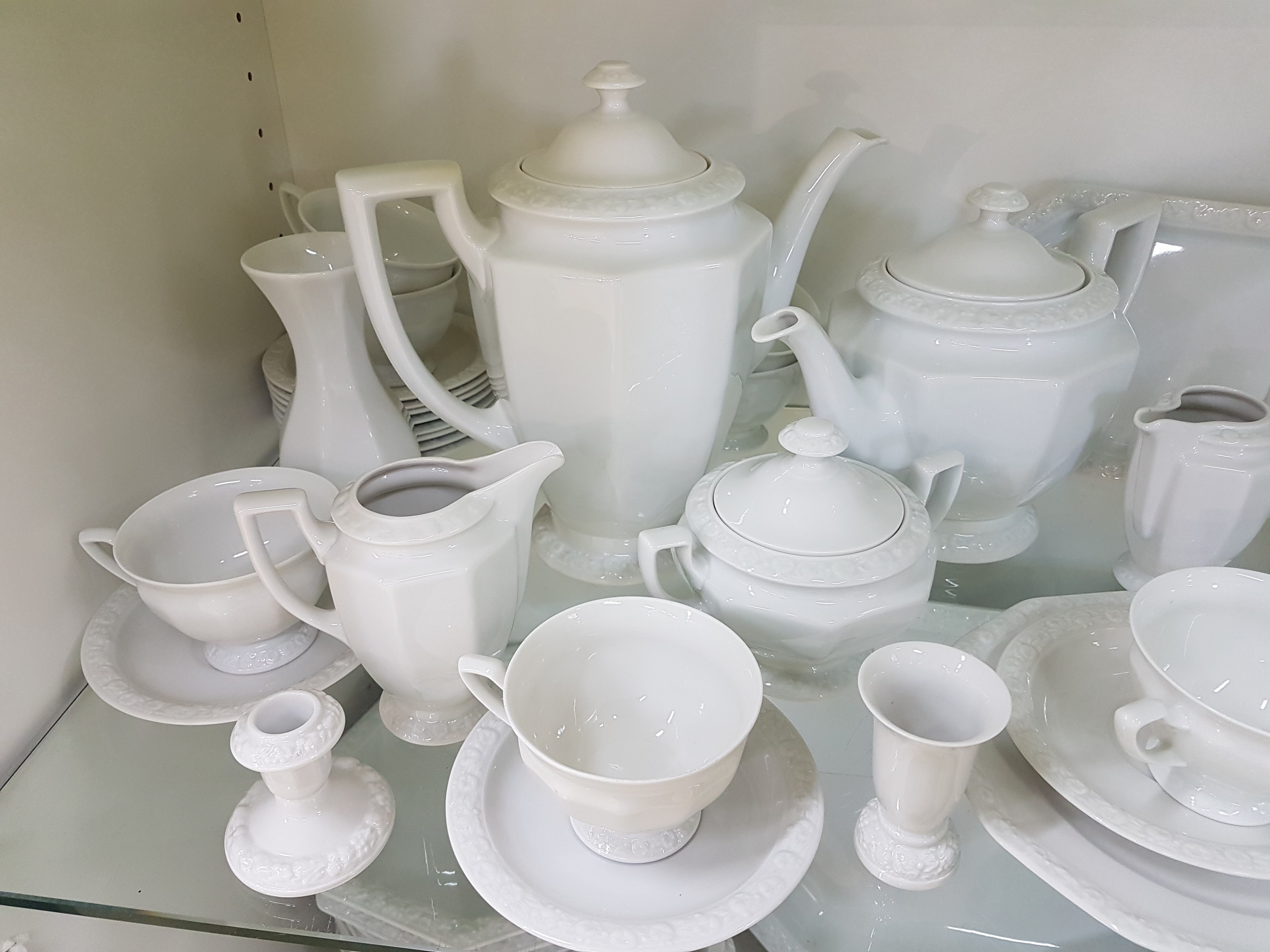 Detail a: Umfangreiches Kaffee- und Speiseservice für 12 Personen, Rosenthal, Maria weiß, 12 flache Teller, 12 tiefe Teller, eine Suppenterrine, 2 ...