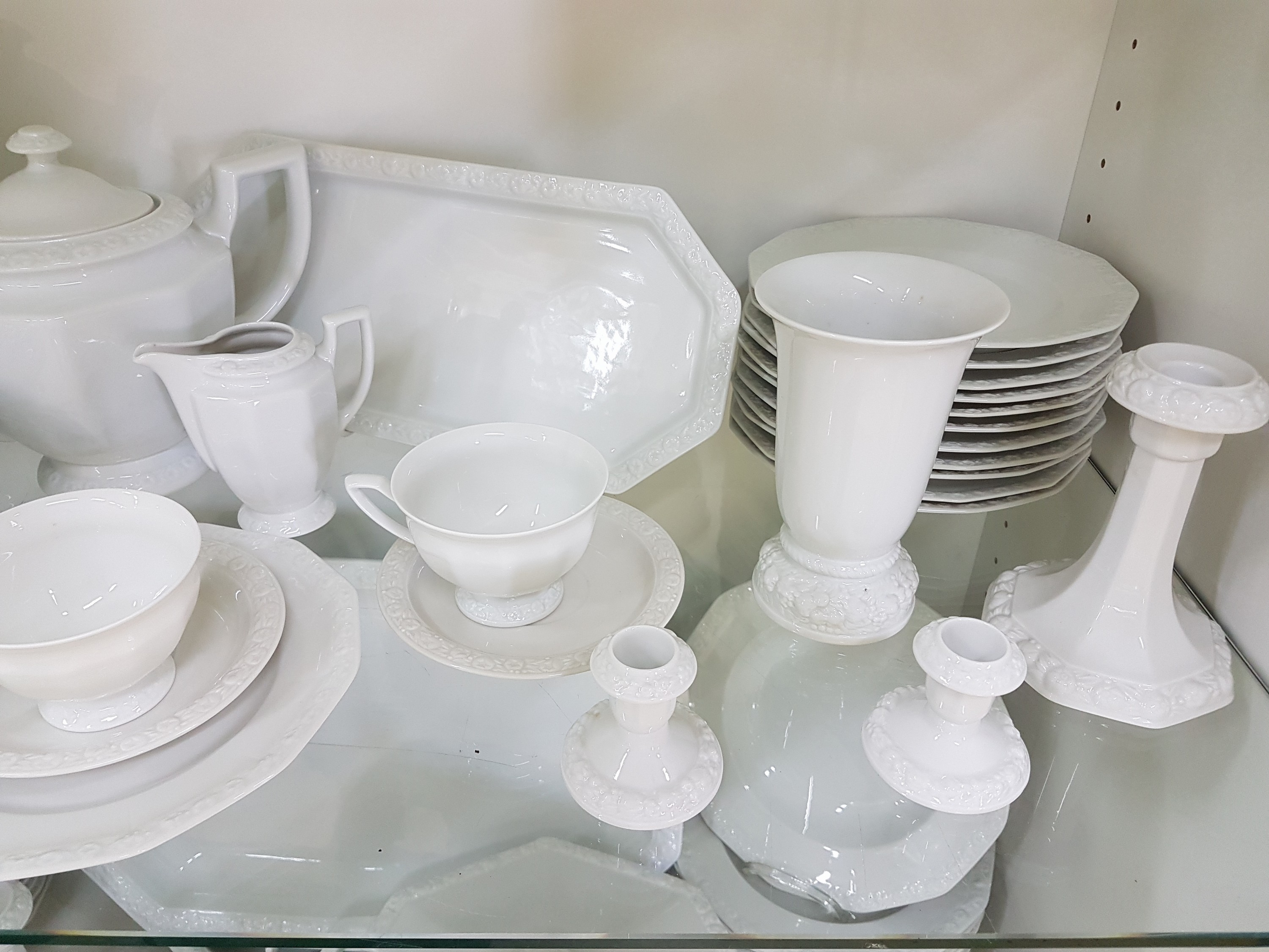Detail b: Umfangreiches Kaffee- und Speiseservice für 12 Personen, Rosenthal, Maria weiß, 12 flache Teller, 12 tiefe Teller, eine Suppenterrine, 2 ...