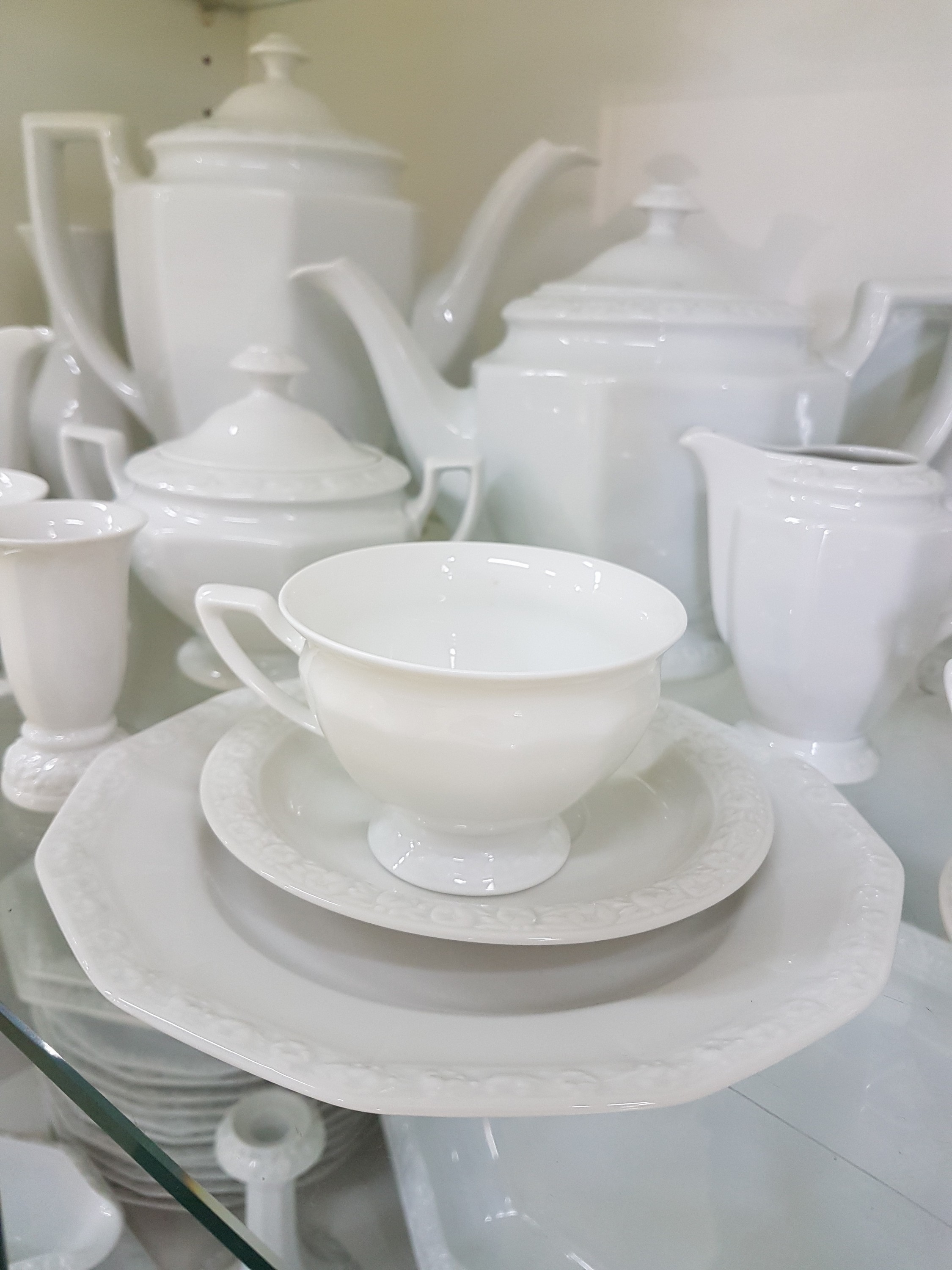 Detail c: Umfangreiches Kaffee- und Speiseservice für 12 Personen, Rosenthal, Maria weiß, 12 flache Teller, 12 tiefe Teller, eine Suppenterrine, 2 ...