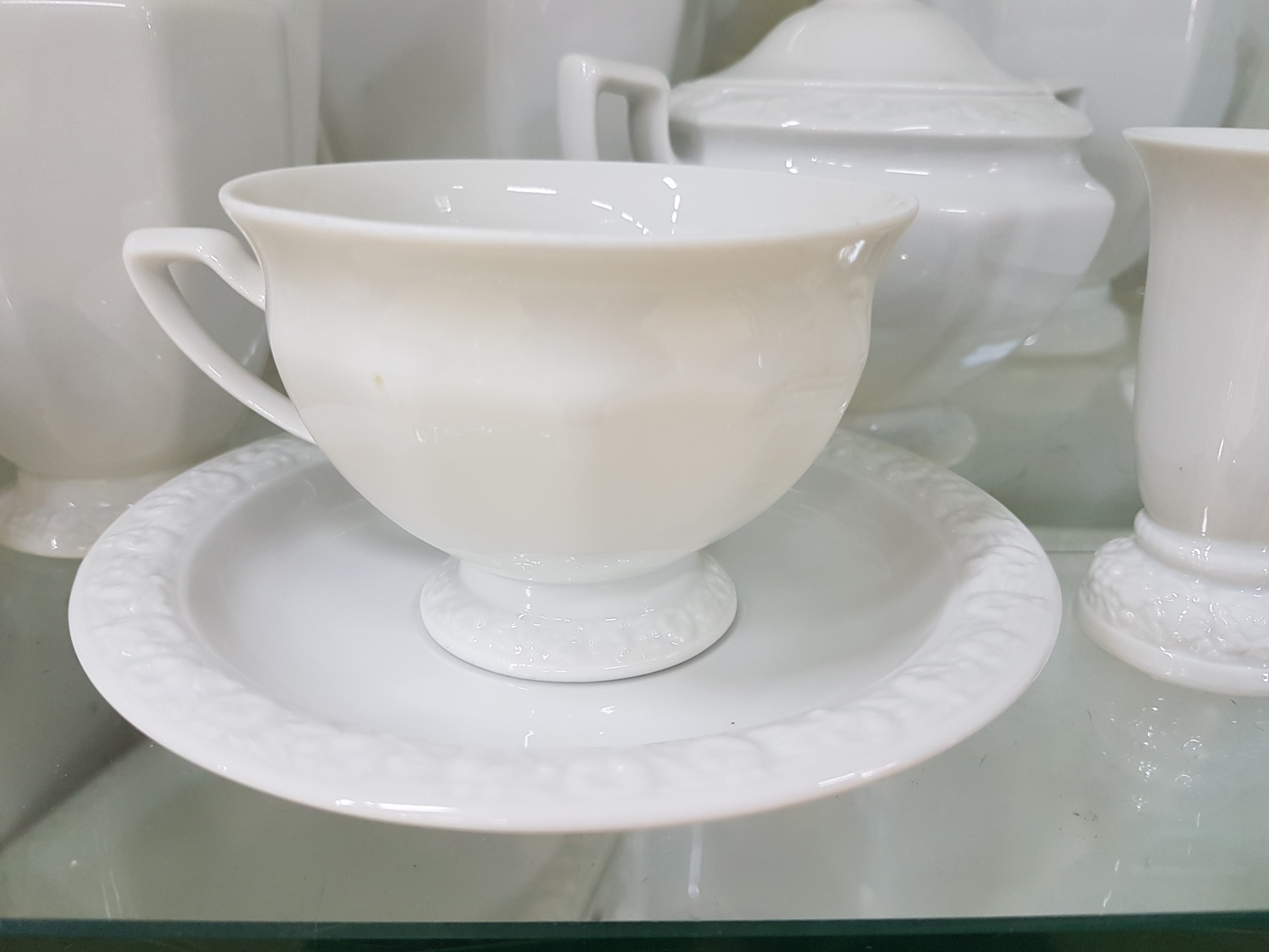 Detail g: Umfangreiches Kaffee- und Speiseservice für 12 Personen, Rosenthal, Maria weiß, 12 flache Teller, 12 tiefe Teller, eine Suppenterrine, 2 ...
