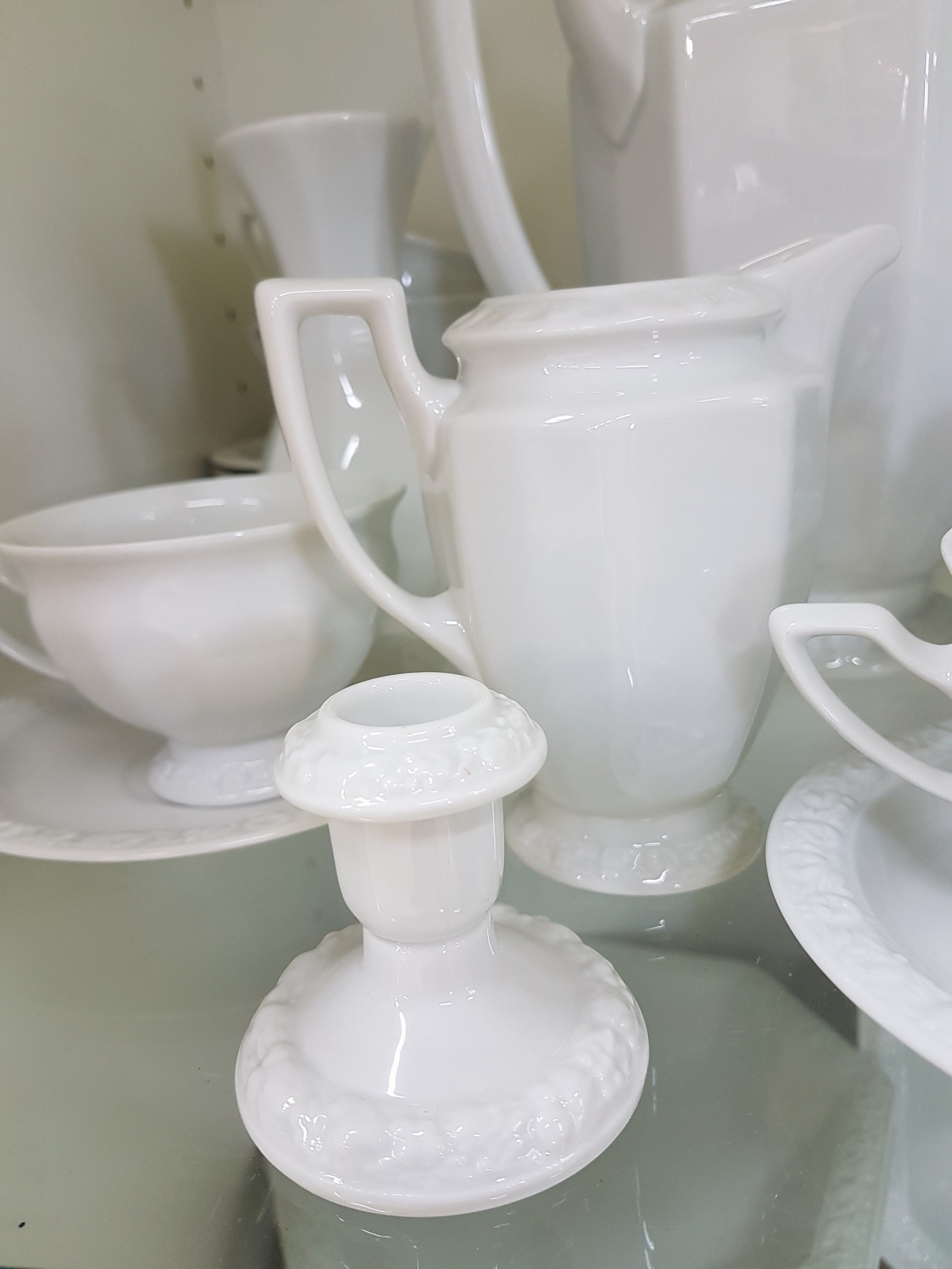 Detail h: Umfangreiches Kaffee- und Speiseservice für 12 Personen, Rosenthal, Maria weiß, 12 flache Teller, 12 tiefe Teller, eine Suppenterrine, 2 ...