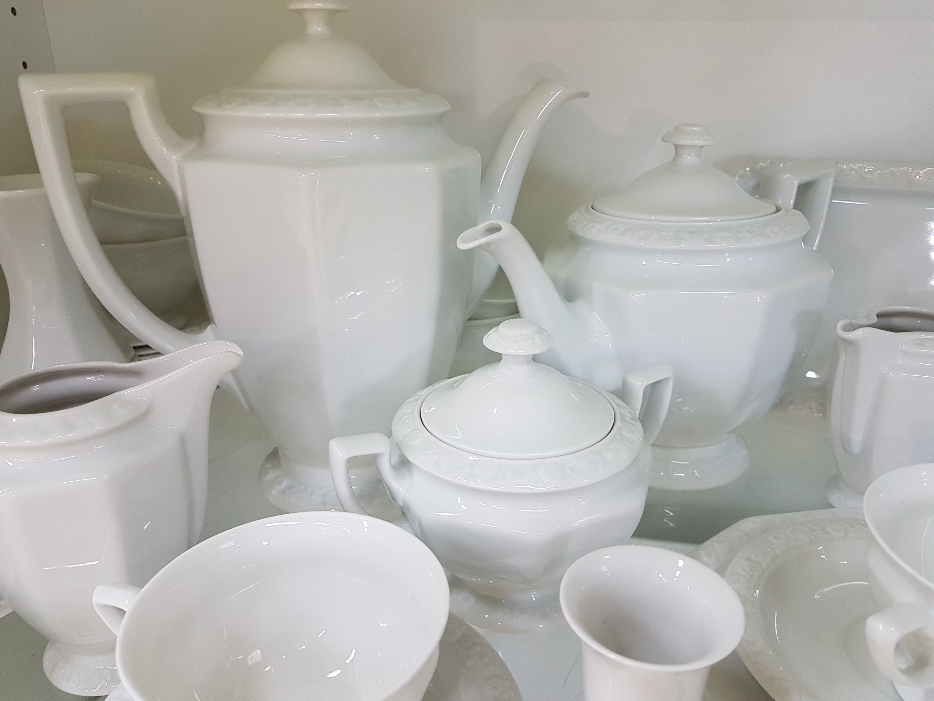 Detail i: Umfangreiches Kaffee- und Speiseservice für 12 Personen, Rosenthal, Maria weiß, 12 flache Teller, 12 tiefe Teller, eine Suppenterrine, 2 ...