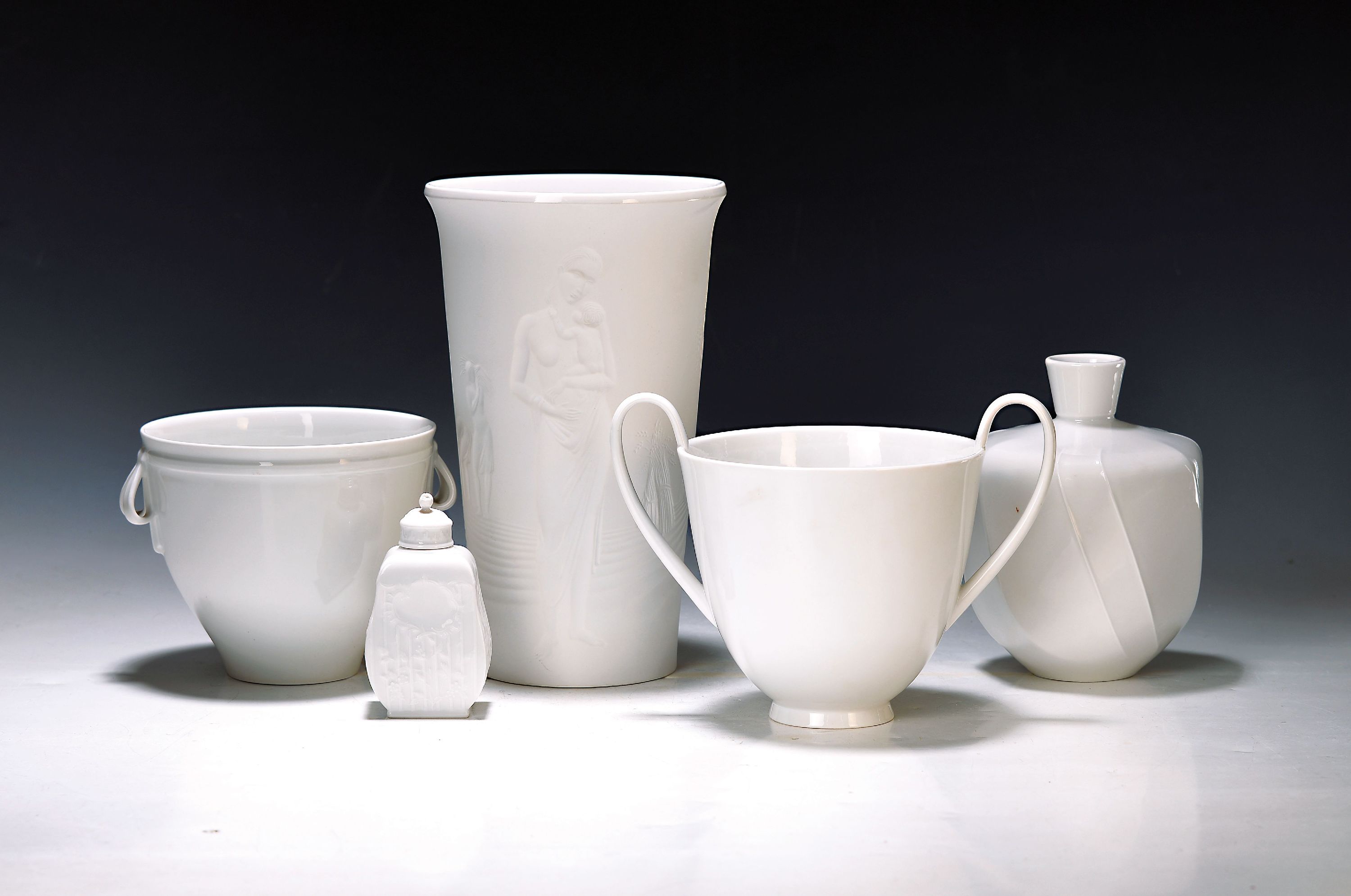 5 Vasen/Gefäße, KPM Berlin weiß, 20. Jh., Erntebecher, Entwurf Siegmund Schütz 1934, spätere Ausführung, H. ca. 22 cm, l. gedrehte Vase, H. 15 ...