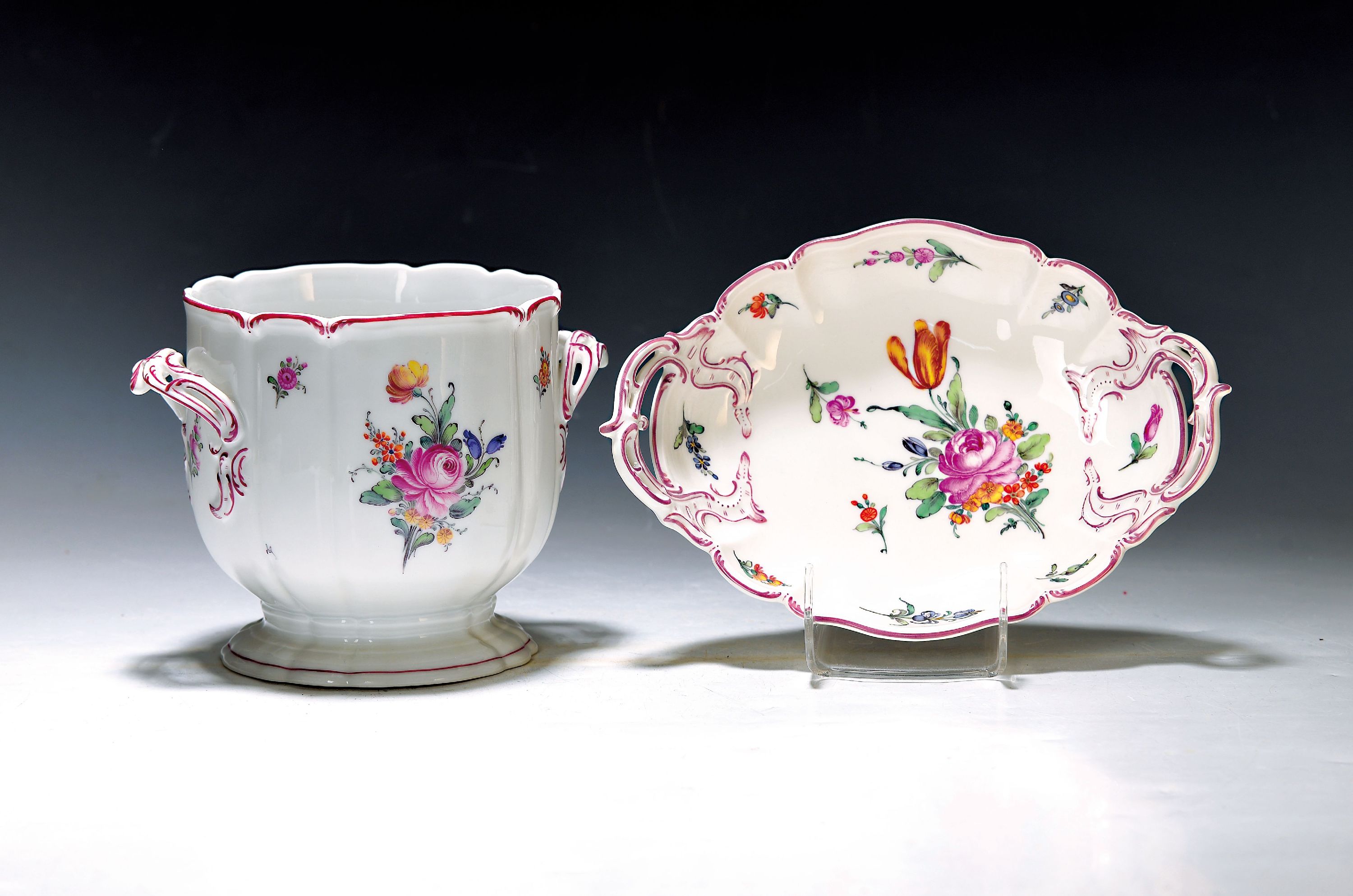 Kl. Weinkühler/Übertopf und Doppelhenkelschale, Nymphenburg, 20. Jh., Blumenmalerei, purpurfarbene Randstaffage, H. ca. 13 cm/ 21 x 15 cm