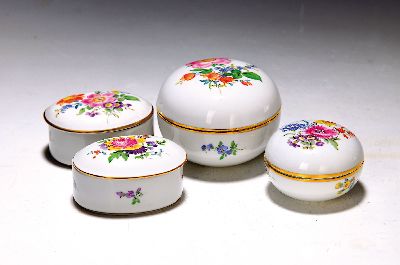 Image 26910550 - 4 Deckeldosen mit Blumenbukettmalerei, Meissen, 20. Jh., Goldränder, L. ca. ...