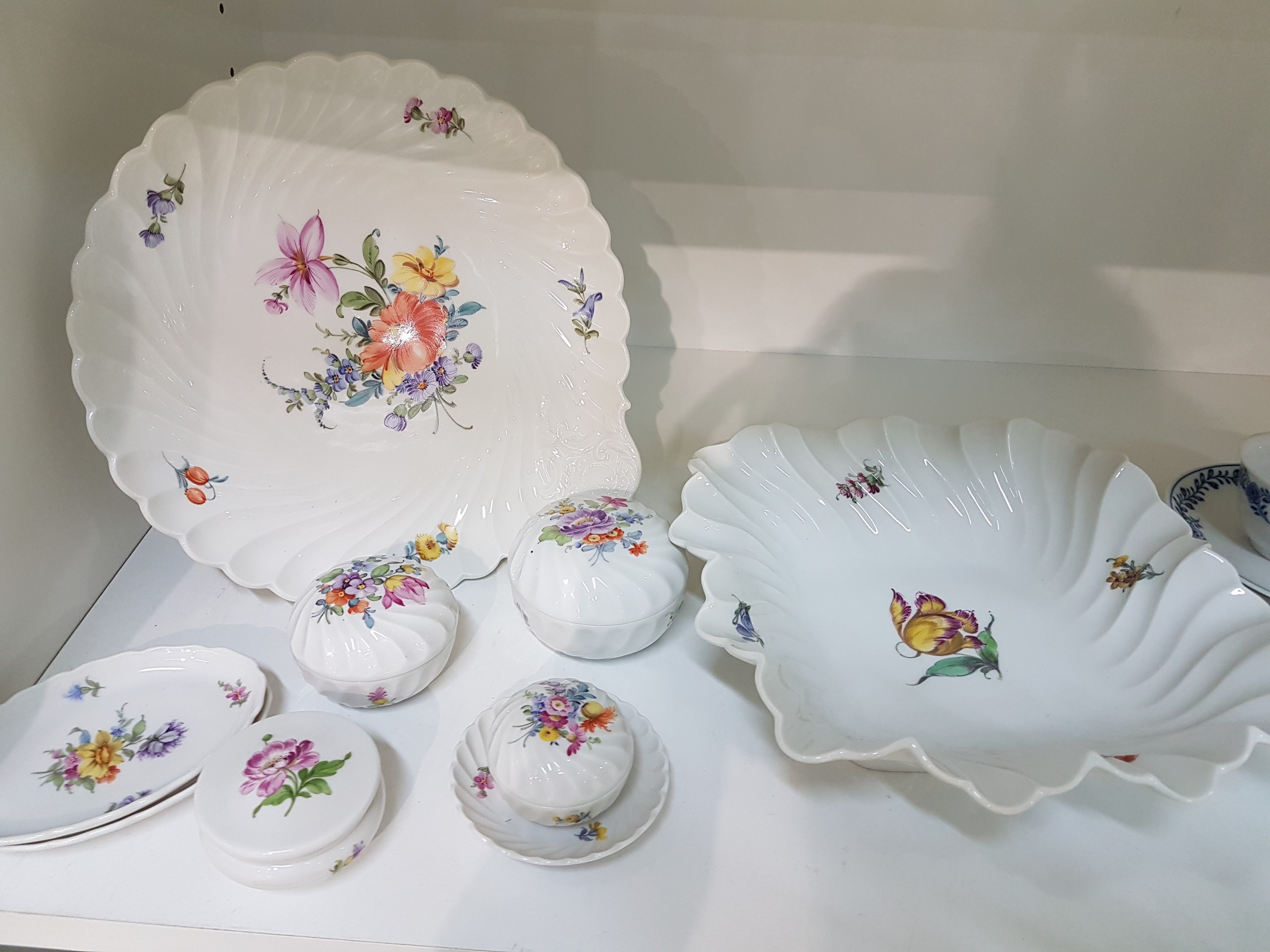 Detail a: 8 Teile Nymphenburg, 20. Jh., Porzellan, meist Fächerdekor, Blumenmalerei, Fächerdekor: Muschelschale und Schüssel, L. ca. 25/22 cm, 3 Deckeldose ...