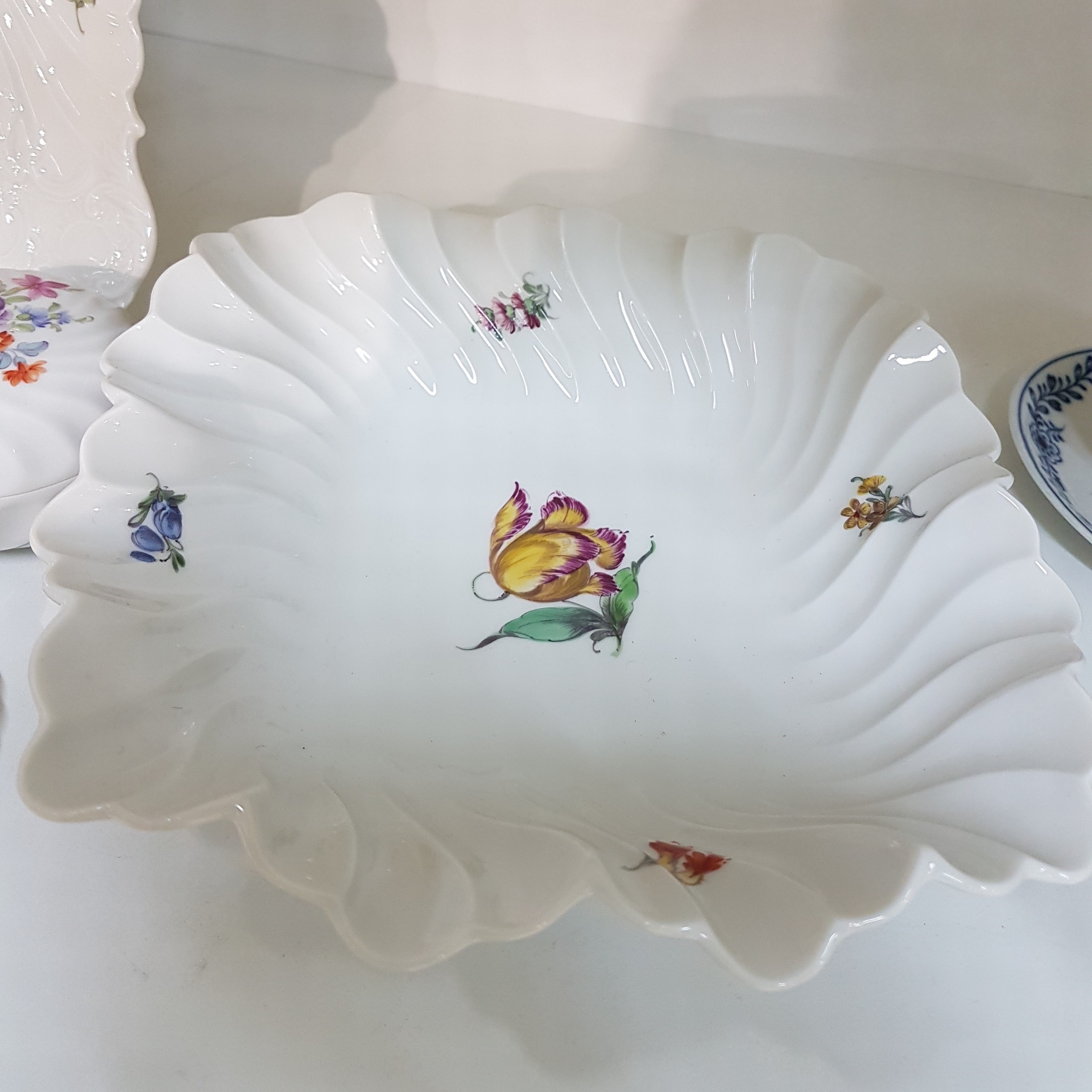 Detail c: 8 Teile Nymphenburg, 20. Jh., Porzellan, meist Fächerdekor, Blumenmalerei, Fächerdekor: Muschelschale und Schüssel, L. ca. 25/22 cm, 3 Deckeldose ...