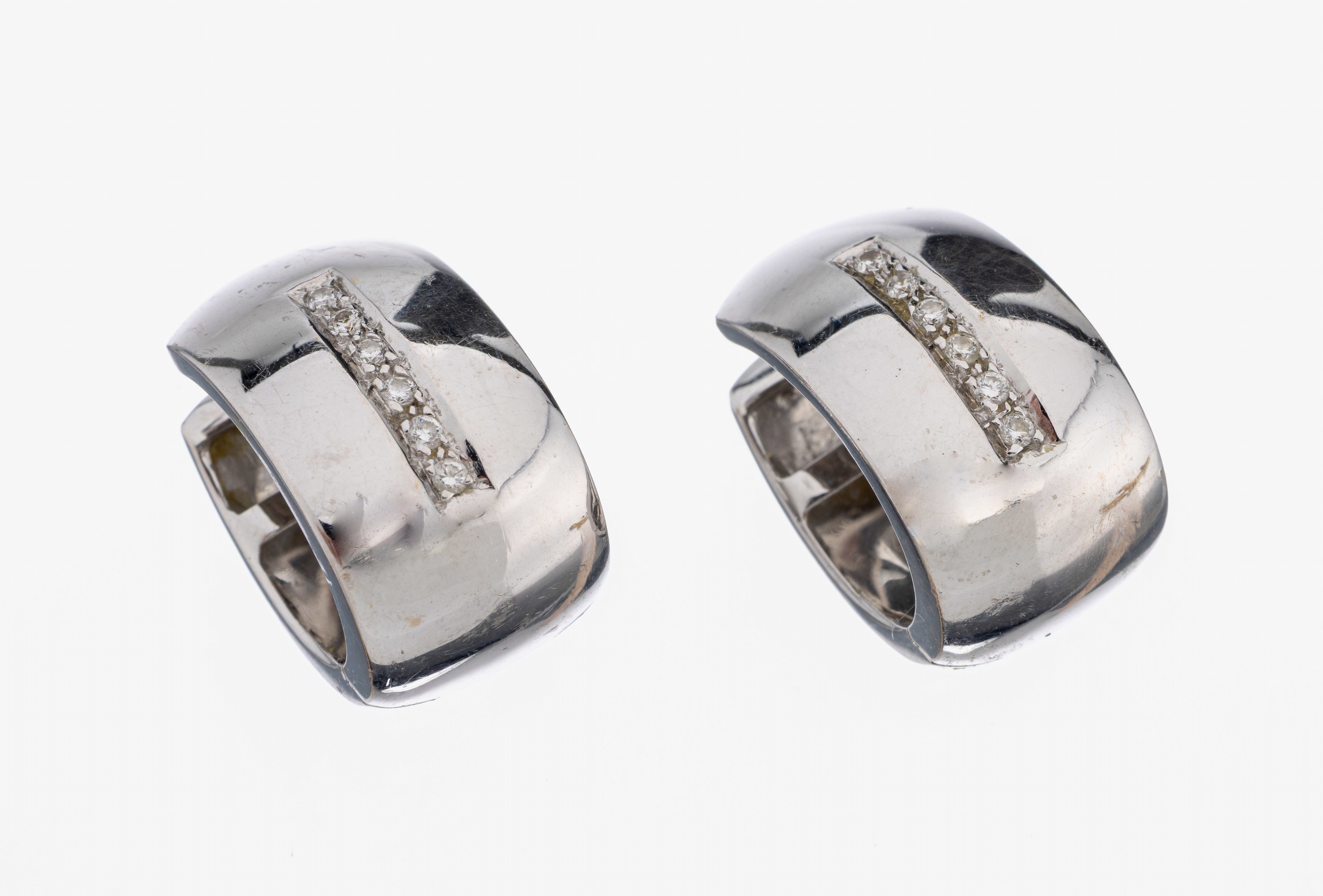 Paar 18 kt Gold Brillant-Ohrcreolen, WG 750/000, ovale Form, insgesamt 12 Brillanten zus. ca. 0.18 ct feines Weiß/vvs, ca. 11.2 g, mit Gutachten