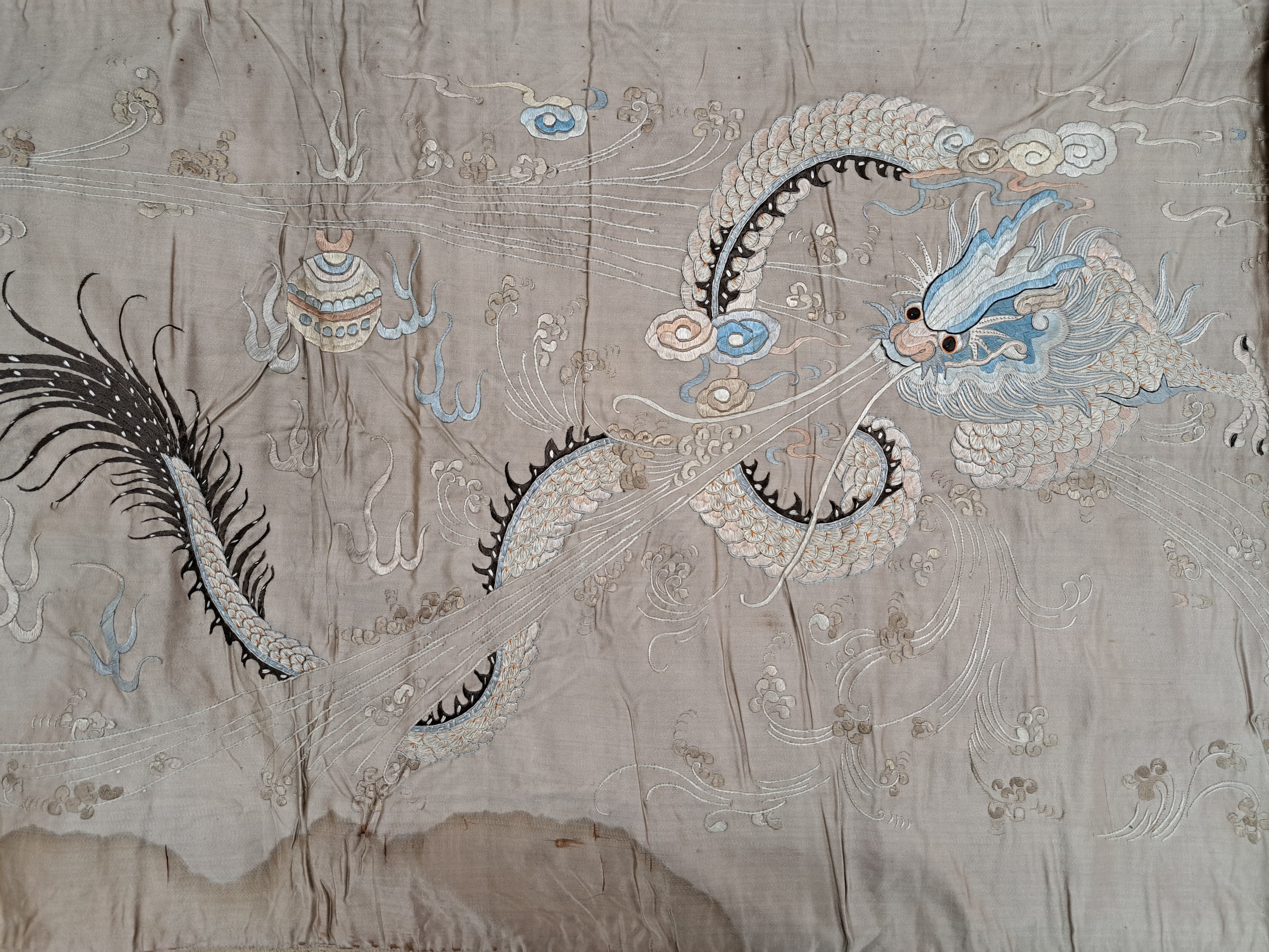 Detail b: Seidenstickerei, China, um 1900, Seide, feine Blattstichstickerei von Winddrachen, l. Wasserschaden, altersbedingt guter Zustand, H. ca. 235cm, B. ...