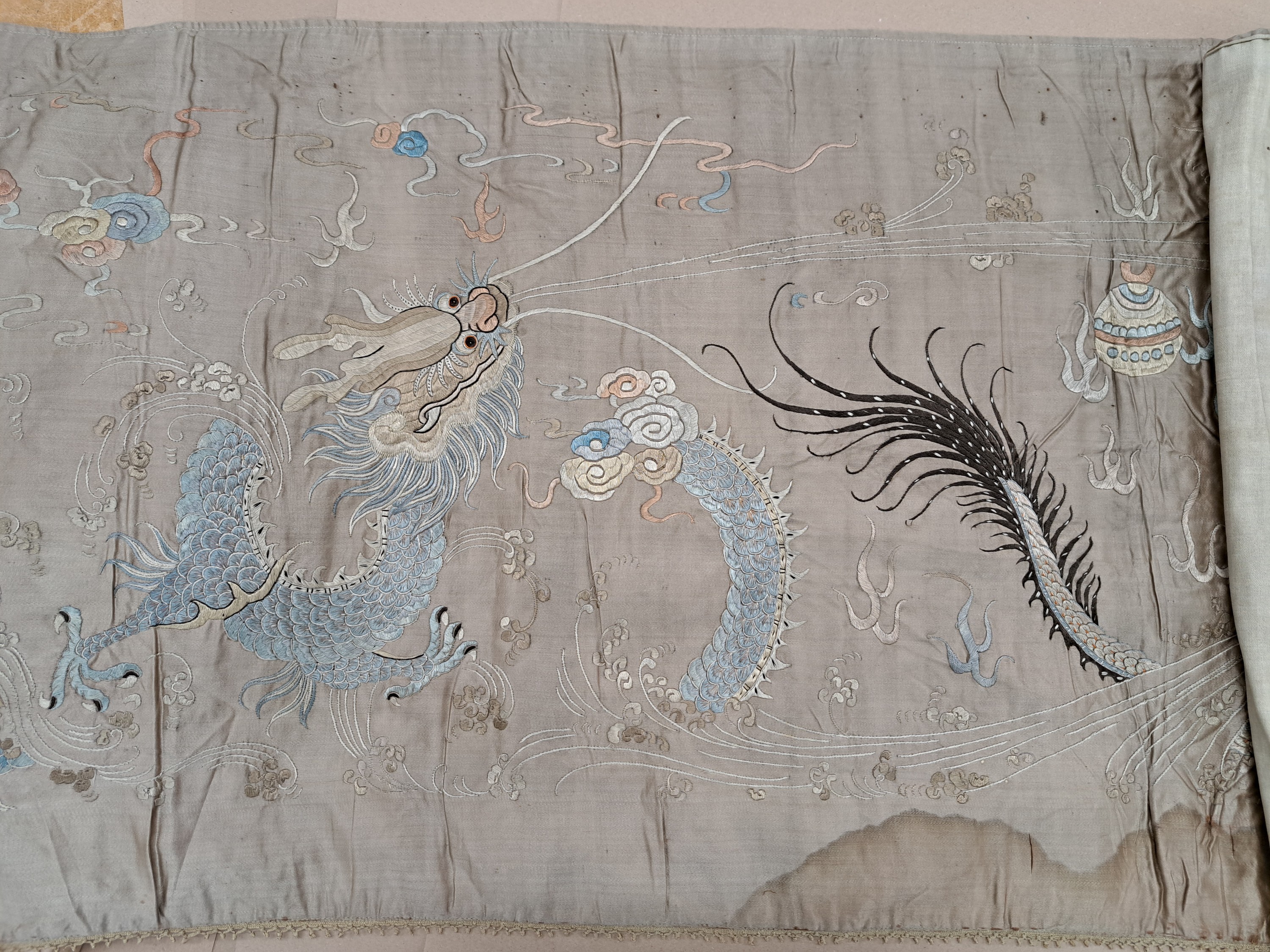 Detail c: Seidenstickerei, China, um 1900, Seide, feine Blattstichstickerei von Winddrachen, l. Wasserschaden, altersbedingt guter Zustand, H. ca. 235cm, B. ...
