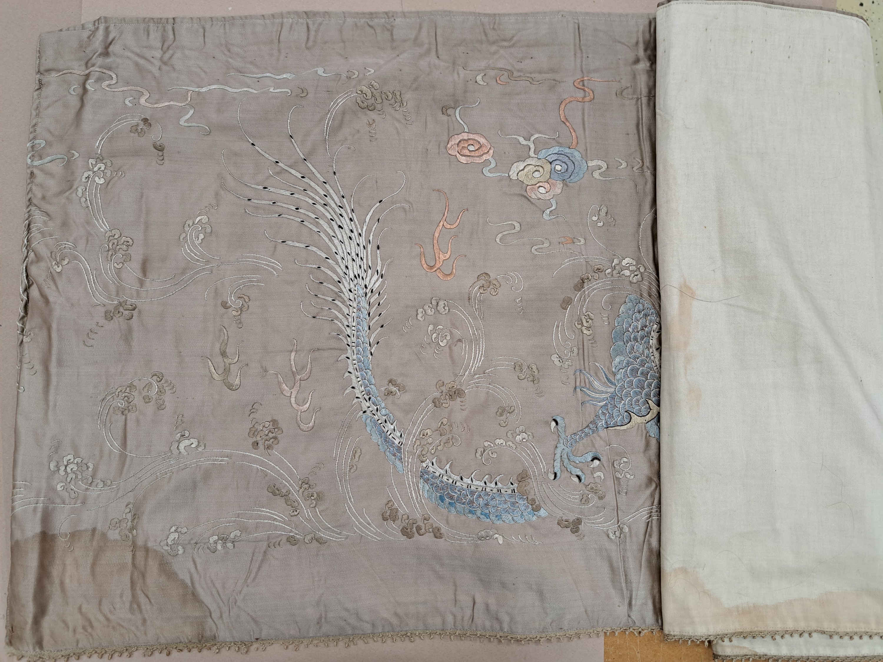 Detail d: Seidenstickerei, China, um 1900, Seide, feine Blattstichstickerei von Winddrachen, l. Wasserschaden, altersbedingt guter Zustand, H. ca. 235cm, B. ...