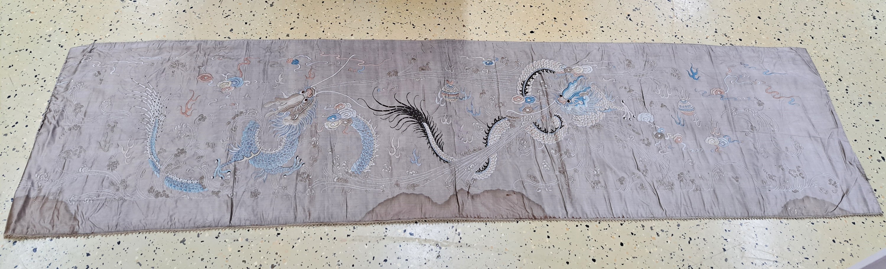 Detail e: Seidenstickerei, China, um 1900, Seide, feine Blattstichstickerei von Winddrachen, l. Wasserschaden, altersbedingt guter Zustand, H. ca. 235cm, B. ...