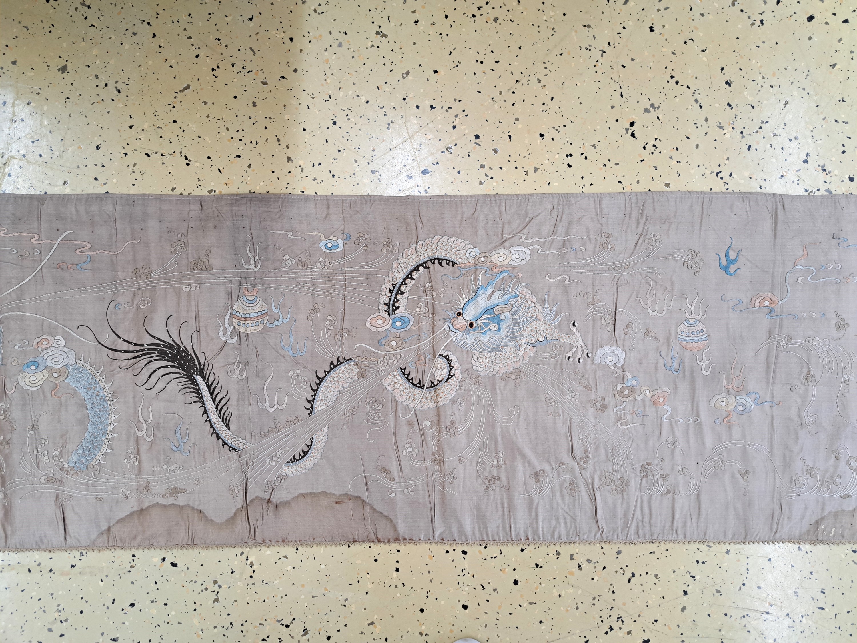 Detail f: Seidenstickerei, China, um 1900, Seide, feine Blattstichstickerei von Winddrachen, l. Wasserschaden, altersbedingt guter Zustand, H. ca. 235cm, B. ...