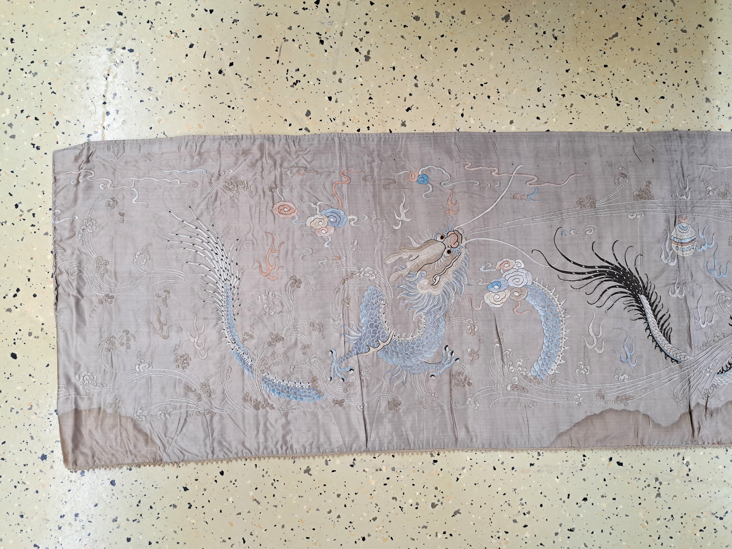 Detail g: Seidenstickerei, China, um 1900, Seide, feine Blattstichstickerei von Winddrachen, l. Wasserschaden, altersbedingt guter Zustand, H. ca. 235cm, B. ...