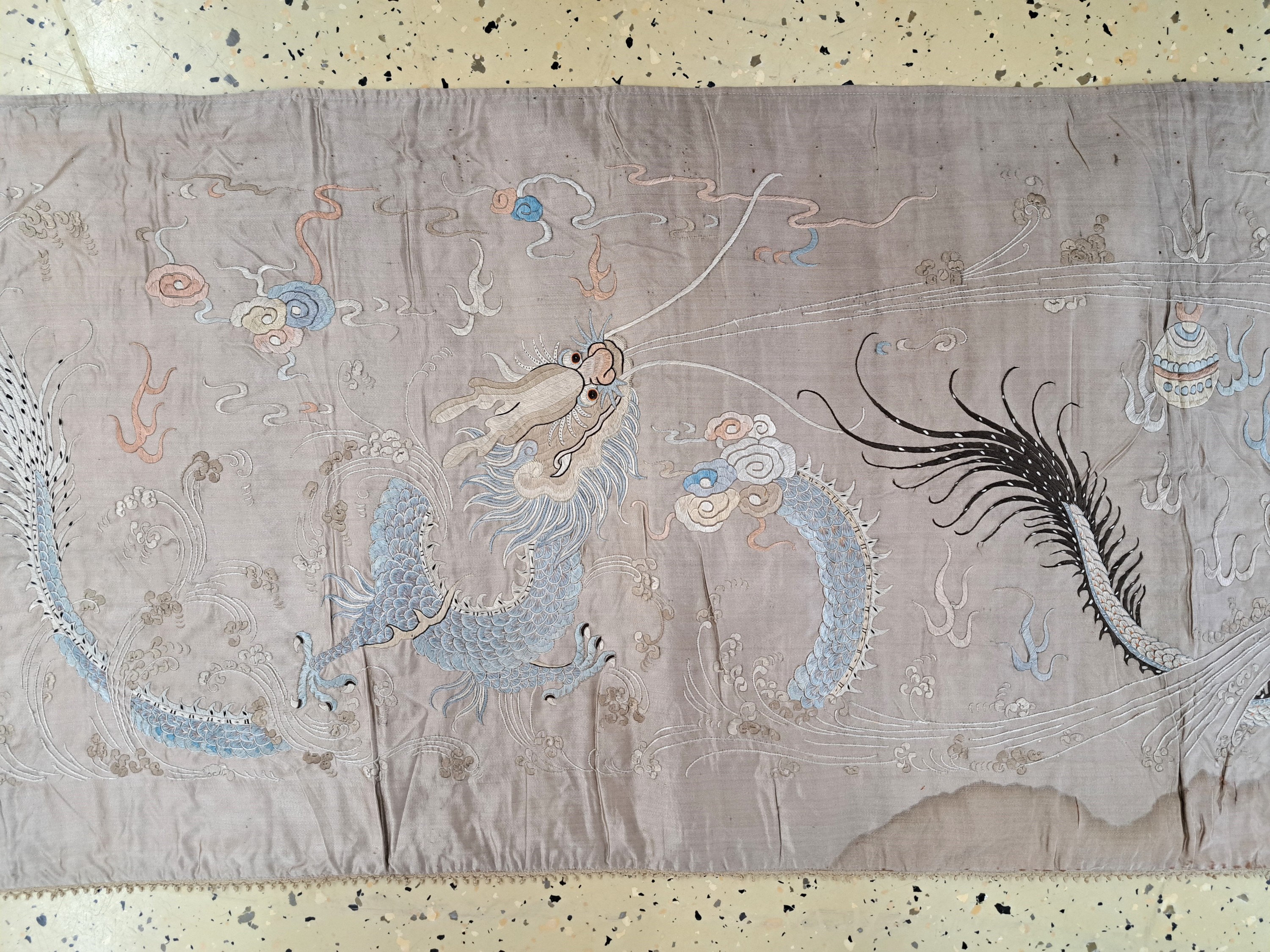 Detail h: Seidenstickerei, China, um 1900, Seide, feine Blattstichstickerei von Winddrachen, l. Wasserschaden, altersbedingt guter Zustand, H. ca. 235cm, B. ...