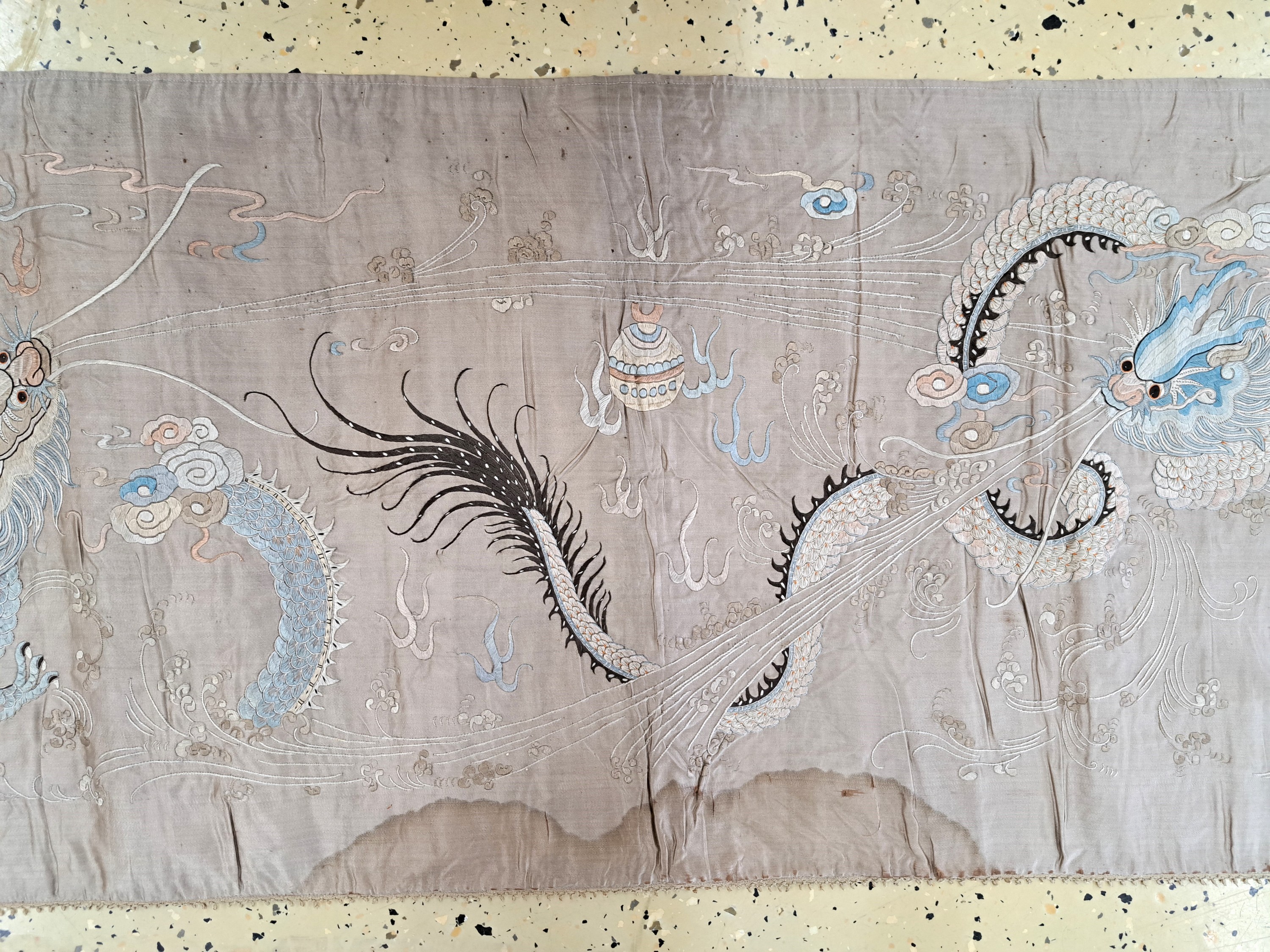 Detail i: Seidenstickerei, China, um 1900, Seide, feine Blattstichstickerei von Winddrachen, l. Wasserschaden, altersbedingt guter Zustand, H. ca. 235cm, B. ...