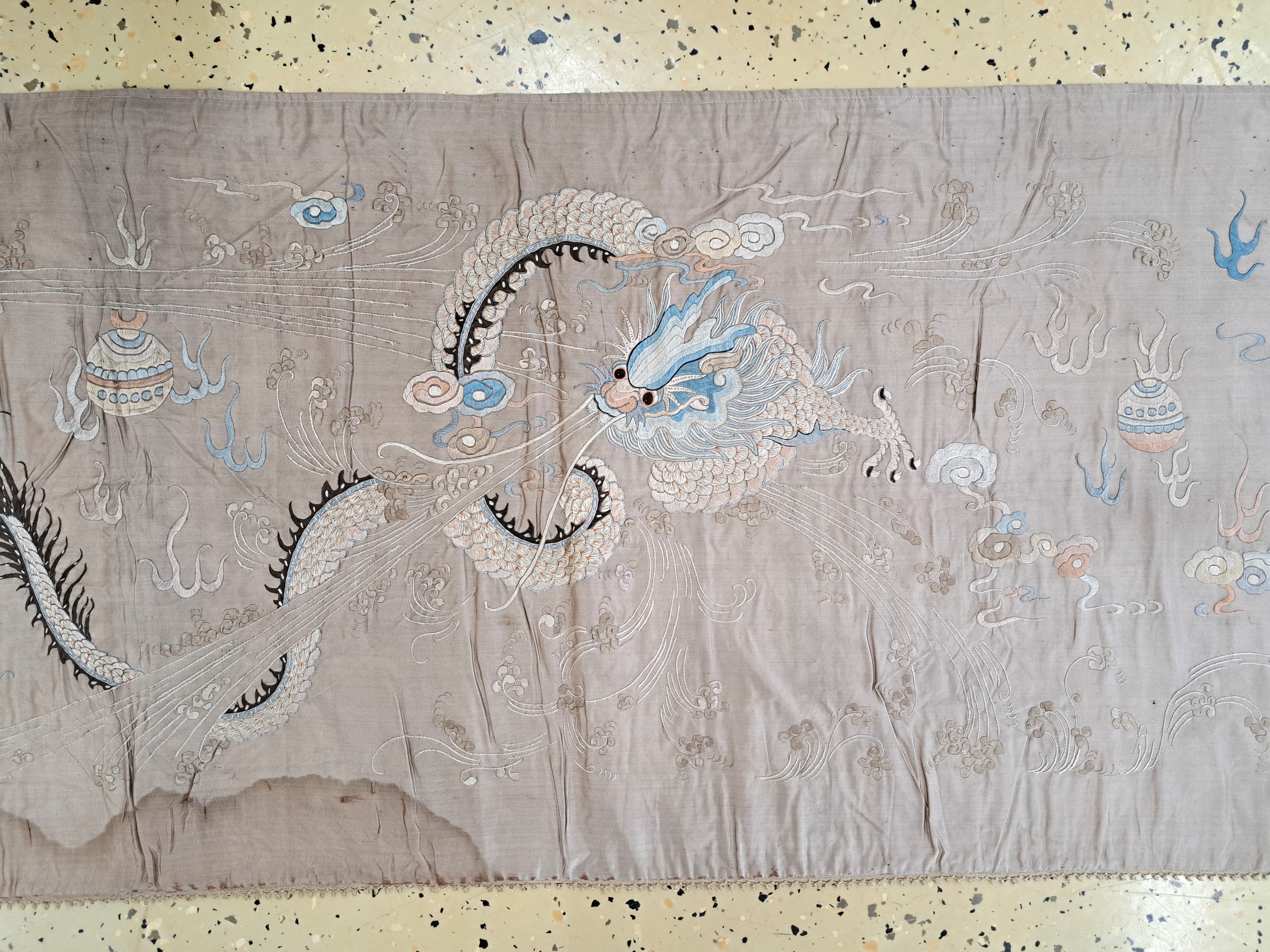Detail j: Seidenstickerei, China, um 1900, Seide, feine Blattstichstickerei von Winddrachen, l. Wasserschaden, altersbedingt guter Zustand, H. ca. 235cm, B. ...