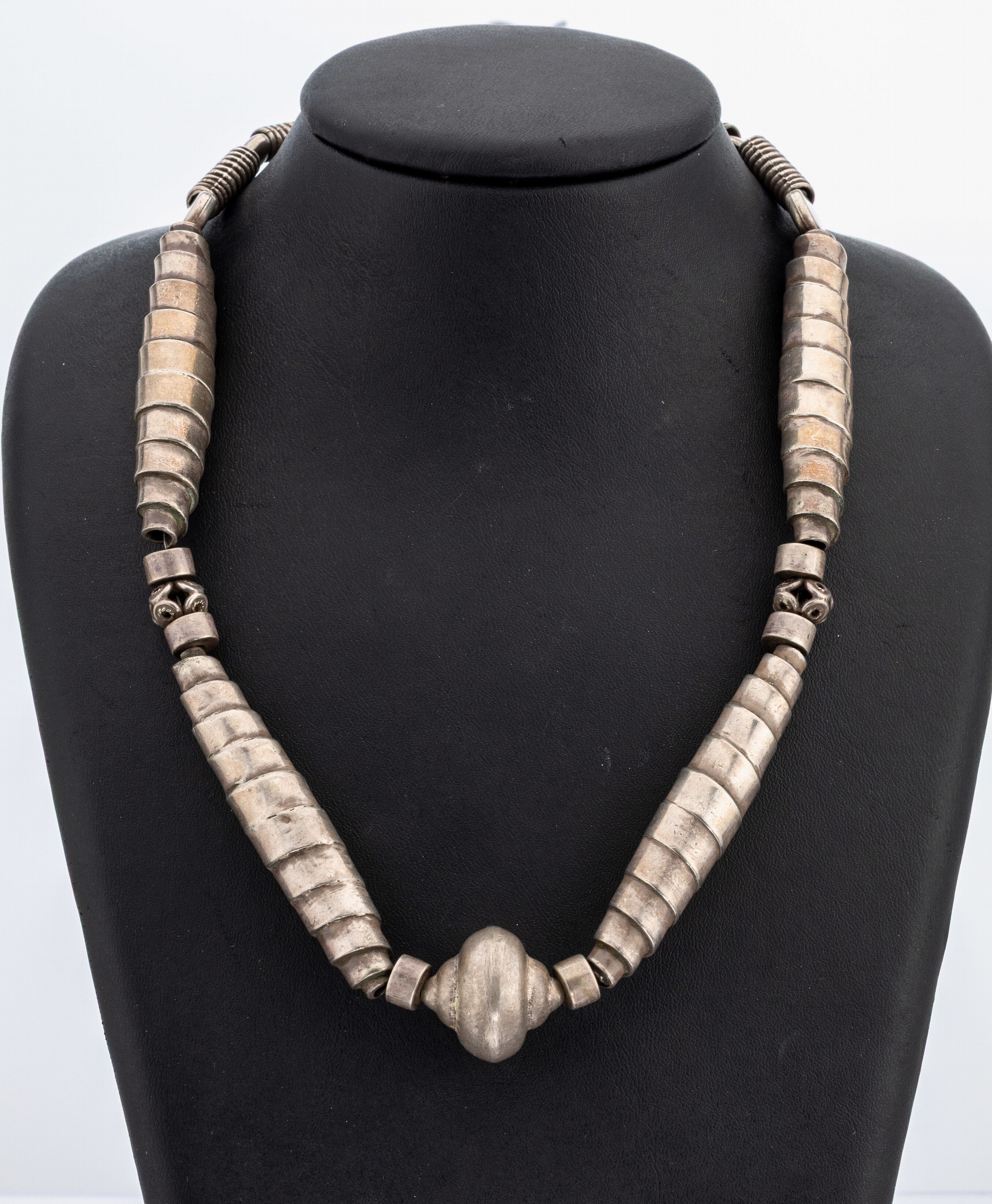 Collier, wohl Nepal um 1900, Silber, Glieder in Form von versch. Großen Spiralen, Mittelpunkt Silberkugel, Hakenschließe, L. ca. 66 cm