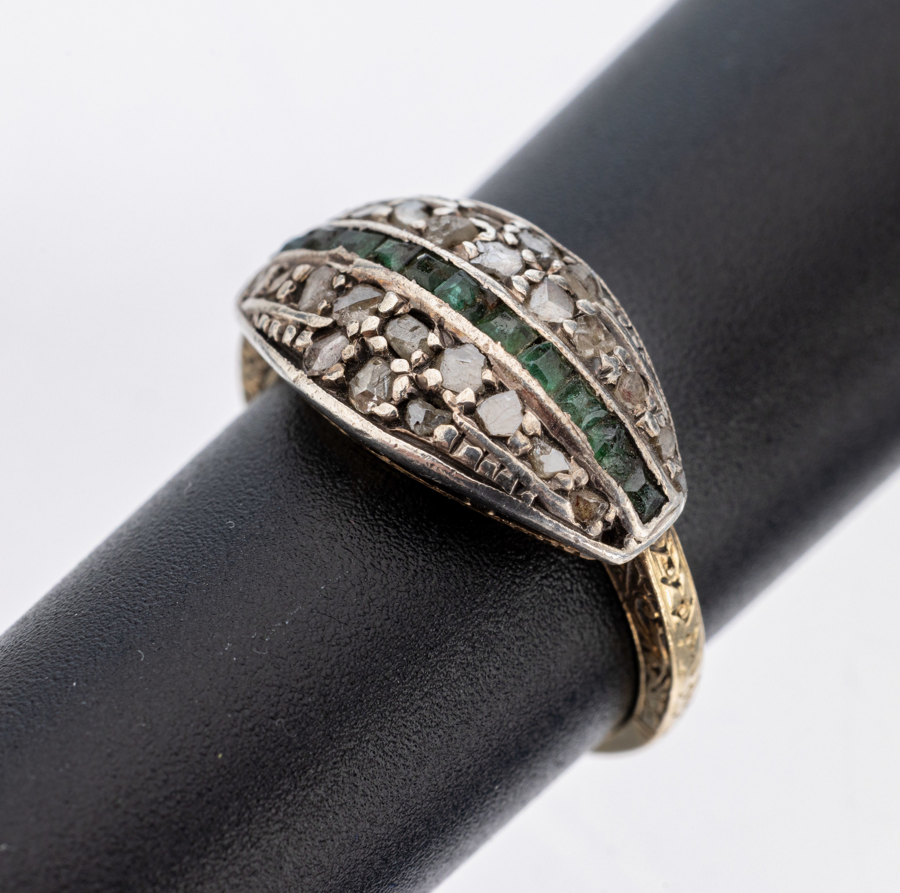 14 kt Gold Diamant-Smaragd-Ring, um 1930, GG/WG 585/000 gepr., 12 Smaragd-Carrees z.T. besch., zus. ca. 0.10 ct, 26 Diamantrosen zus.ca. 0.20 ct, ...