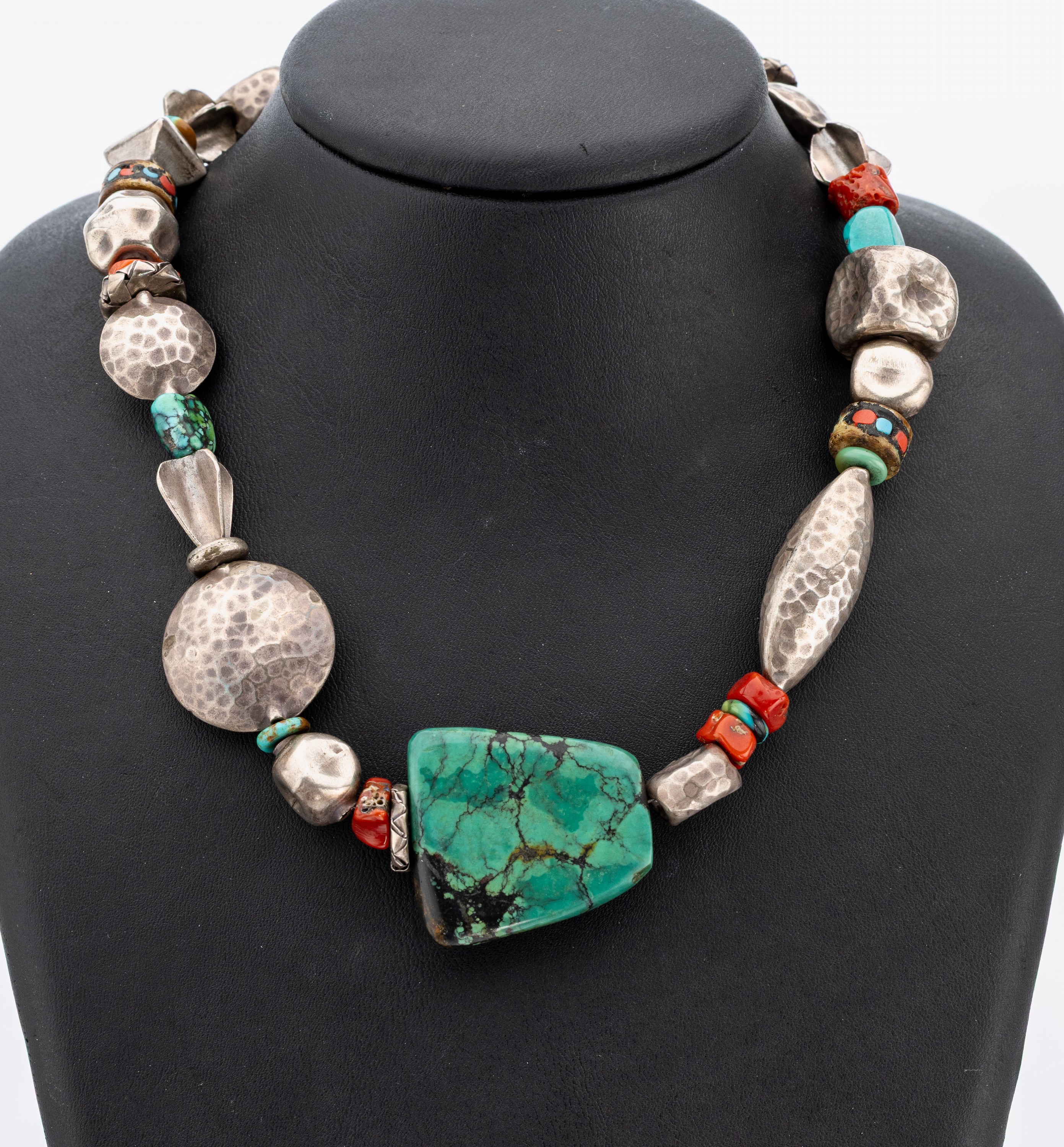 Collier, Nepal um 1900, Silber, Türkis- und Korallen-Zwischenelemente, Mittelpunkt Türkis-Matrix, Silberelemente mit Hammerschlagverzierung, ...