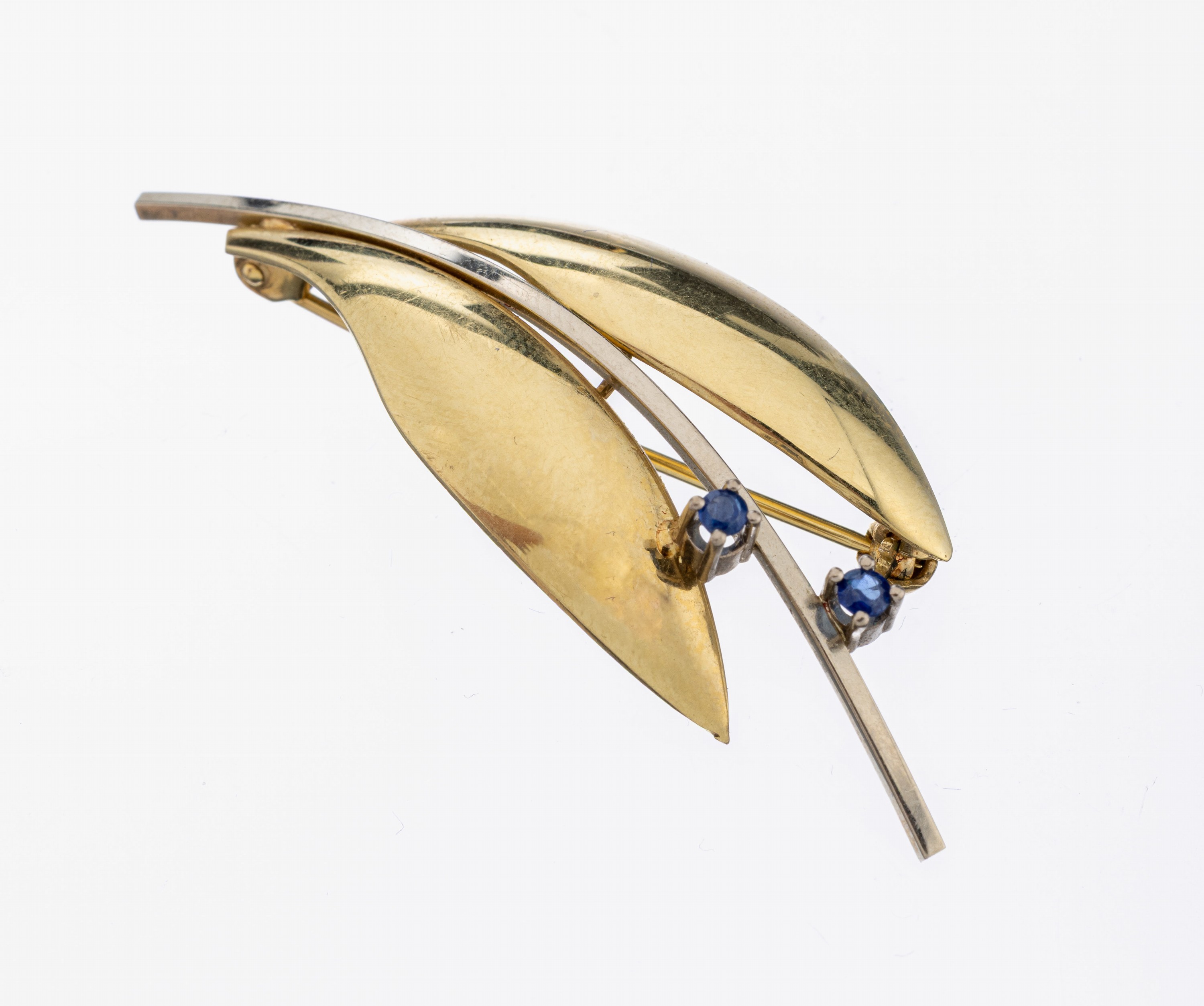 14 kt Gold Saphir-Brosche, GG/WG 585/000, abstrakt florale Gestaltung, 2 kl. rundfacett.Saphire, ca. 5.1 x 1.8 cm, ca. 4.9 g