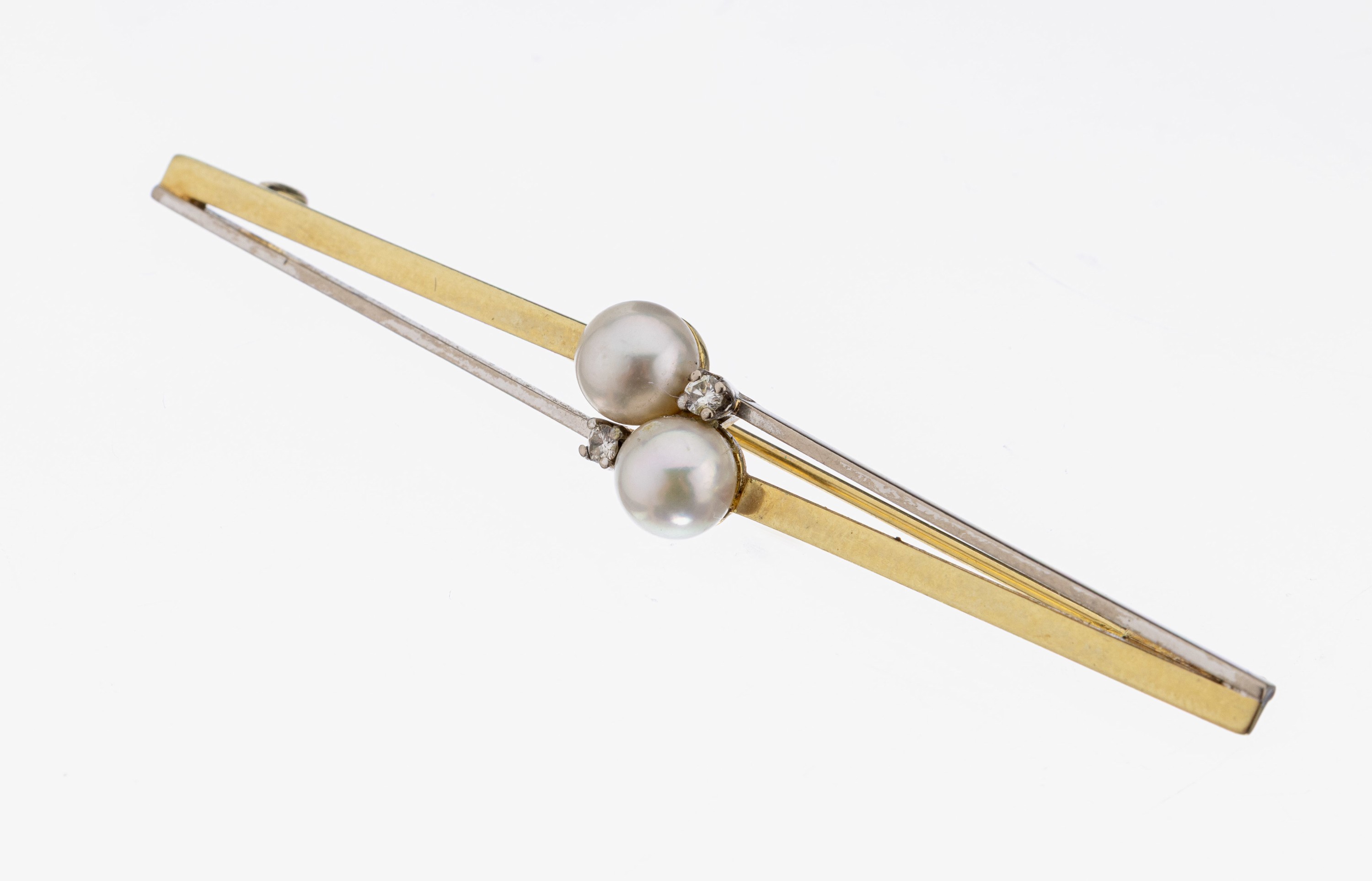 14 kt Gold Perl-Brillant-Brosche, GG/WG 585/000, L. ca. 6.8 cm, 2 Akoyazuchtperlen, D.ca. 6.1 mm, 2 kl. Brillanten, ca. 5.6 g