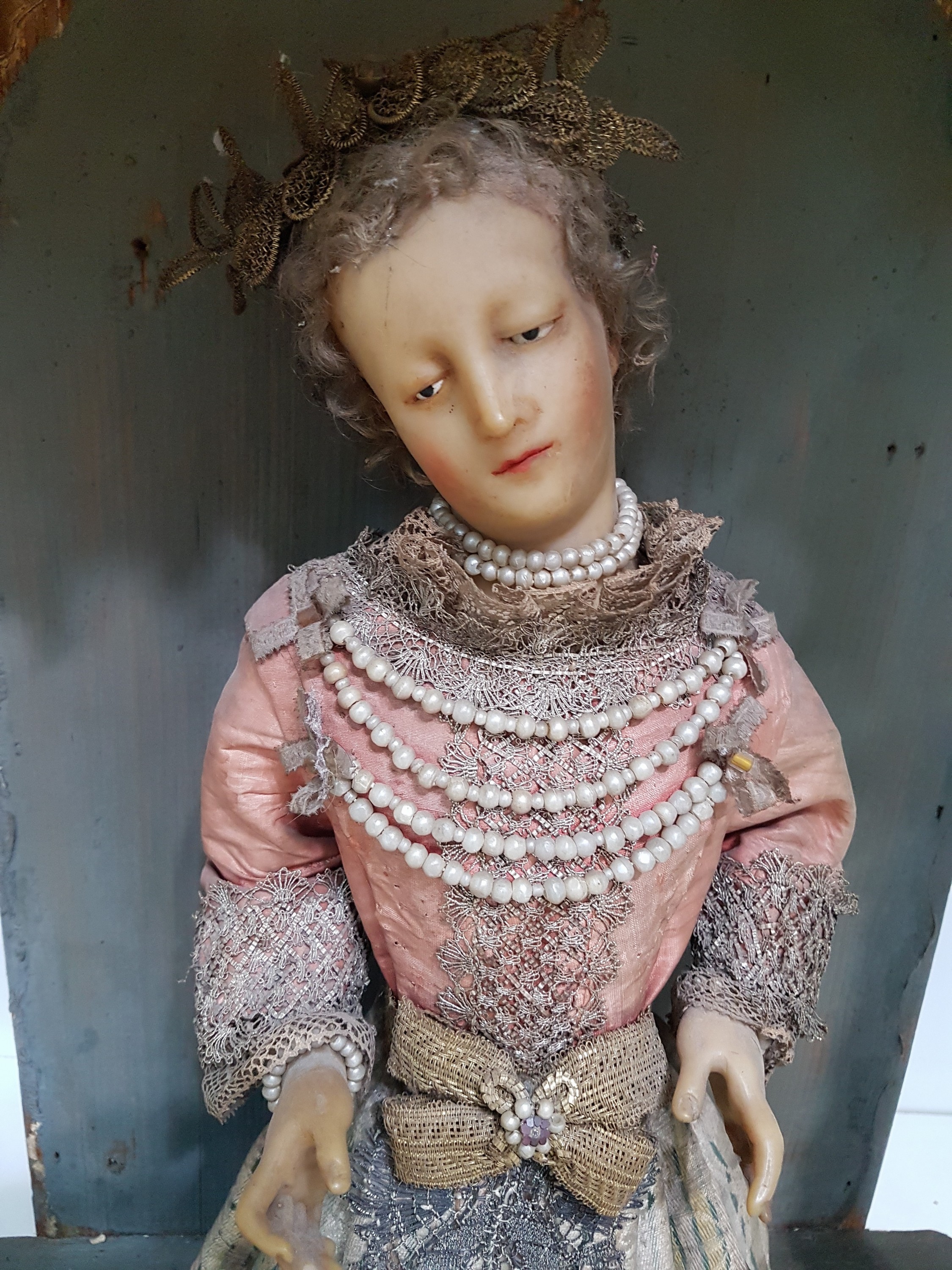 Detail c: Fatschenkind, süddeutsch, 19. Jh., dazu Eingericht, altersbedingt besch.