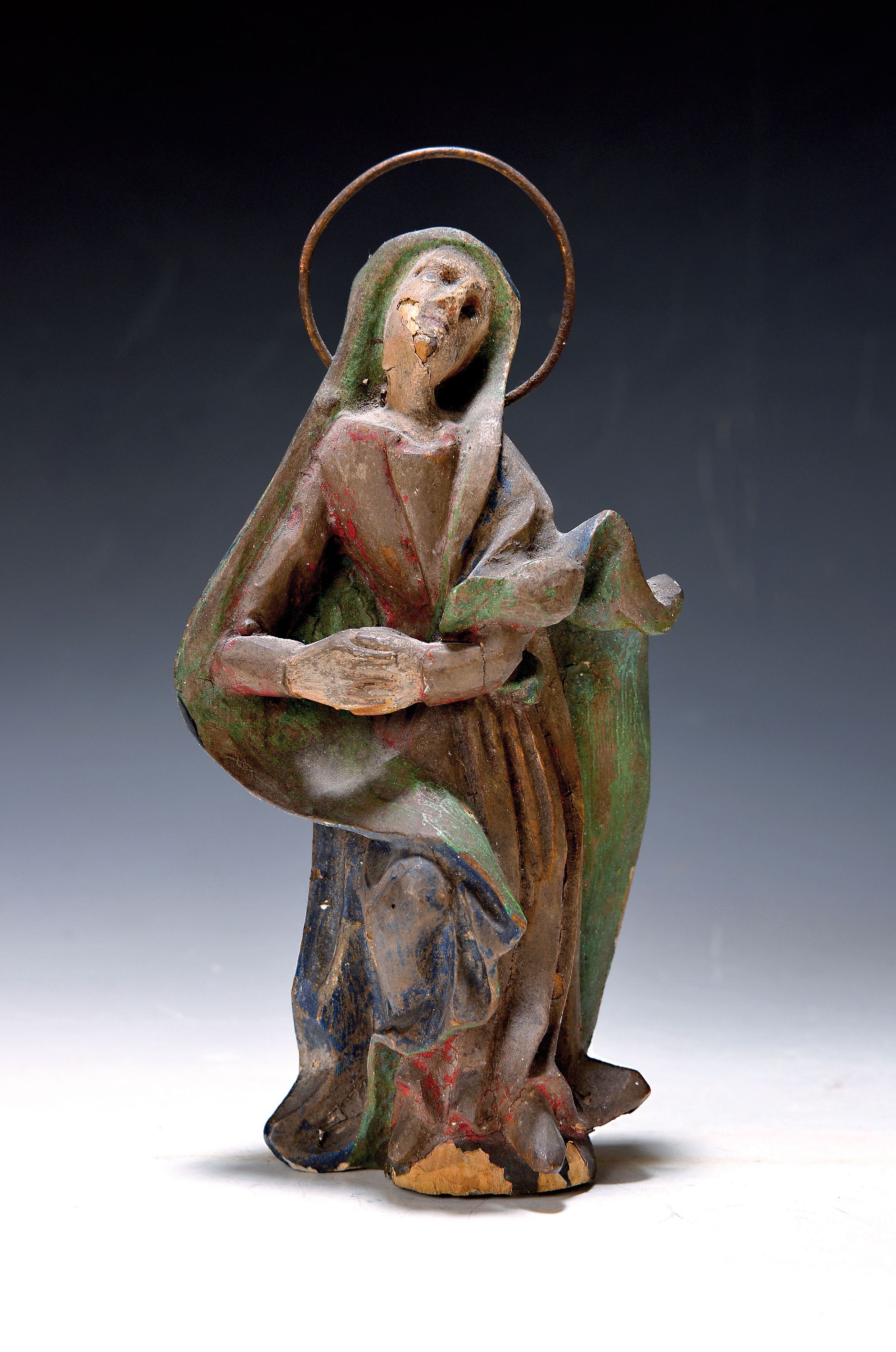 Paar Kerzenleuchter und Heiligenfigur, Barock, 18. Jh., Paar Leuchter, Holz geschnitzt, gedrechselt, alte Fassung, Spuren von altem Wurmbefall, H. ...