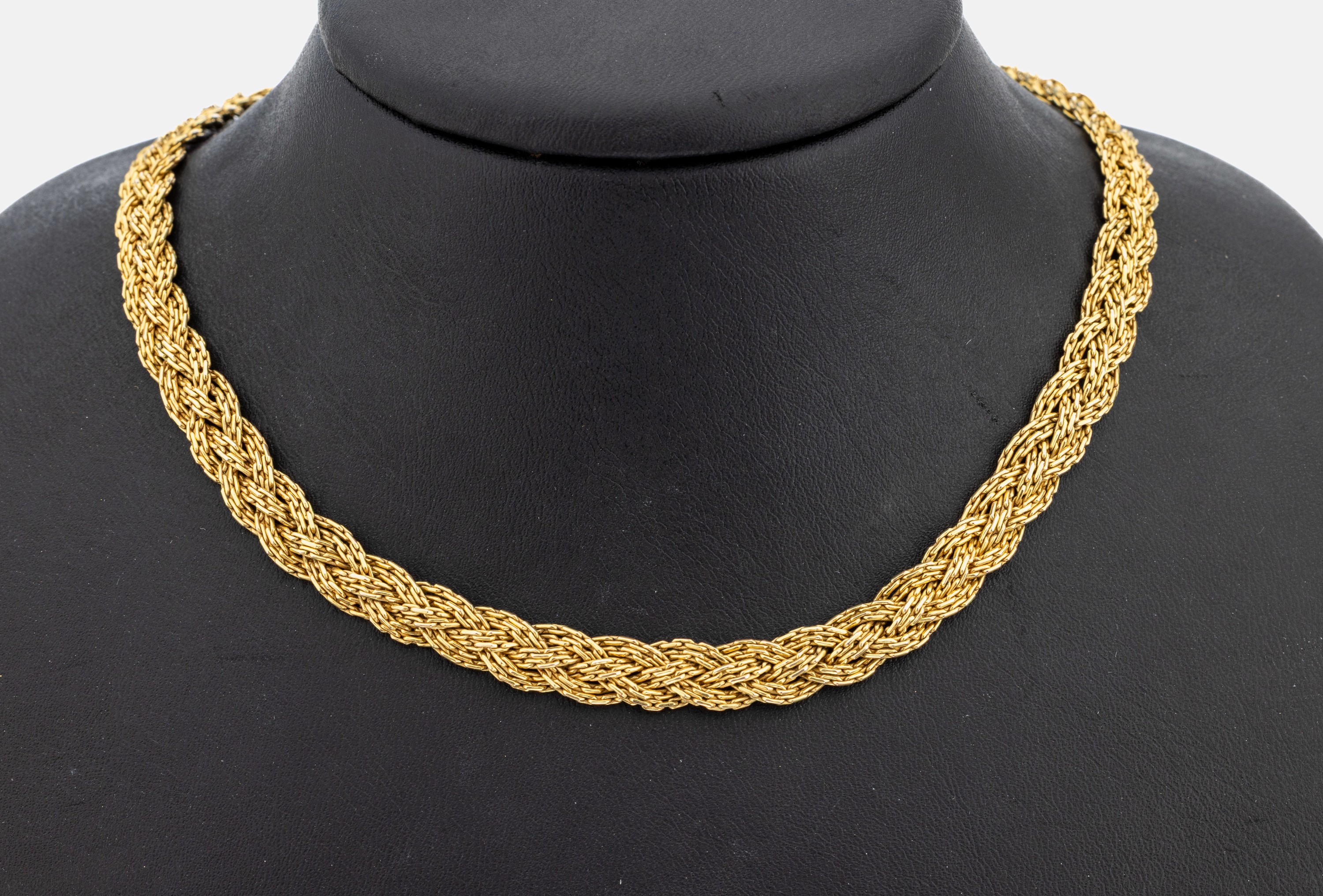 14 kt Gold Collier, GG 585/000, 3-rhg. geflochten, B. ca. 0.7 cm, L. ca. 42.5 cm, Steckschließe mit 2 Sicherheitsachten, ca. 35.4 g