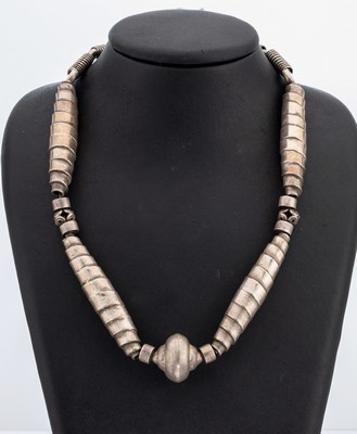 Image Collier, wohl Nepal um 1900, Silber, Glieder in Form von versch. Großen Spiralen, ...