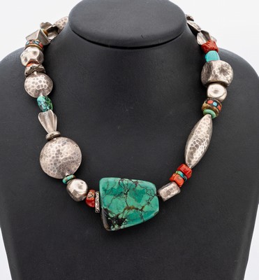 Image Collier, Nepal um 1900, Silber, Türkis- und Korallen-Zwischenelemente, Mittelpunkt ...
