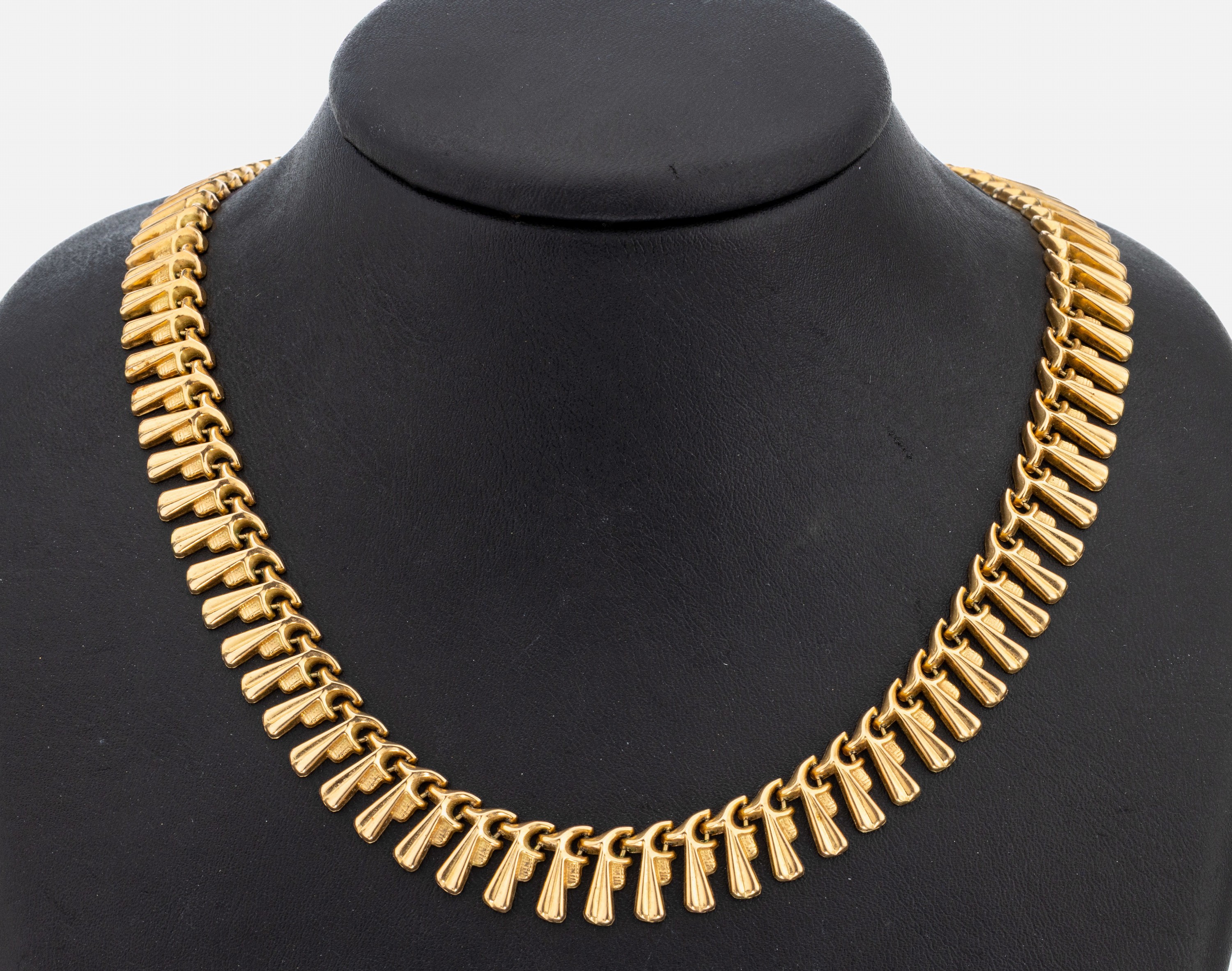 18 kt Gold Collier, GG 750/000, außergewöhnliche geformte Glieder, L. ca. 43.5cm, Kastenschloss mit Sicherheitsacht, ca. 33.8 g
