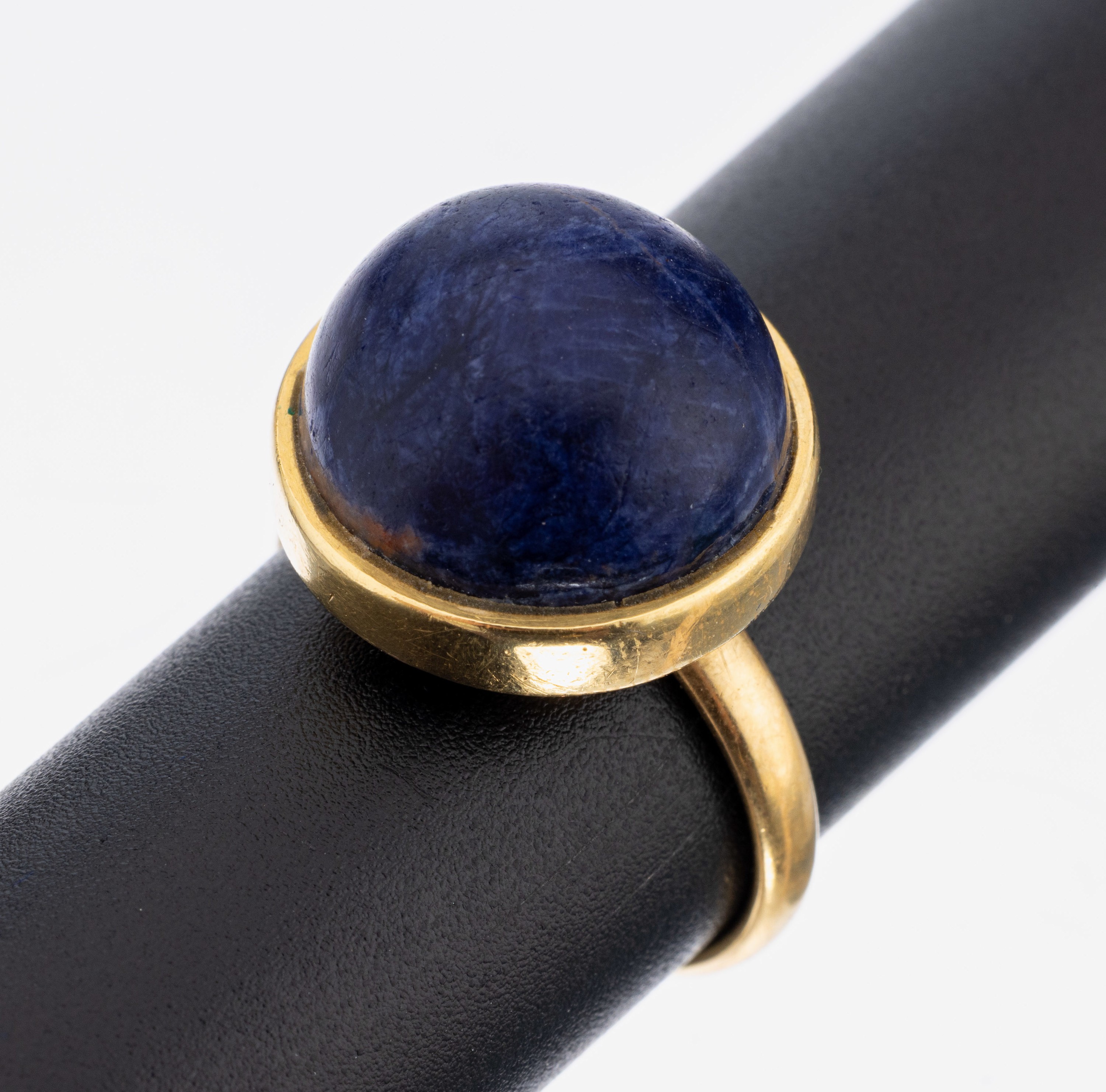 18 kt Gold Lapislazuli-Ring, GG 750/000, Ringkopf gepr., gr. Lapislazuli-Cabochon, Ringschiene ehemals Ehering, pers. Gravur, RW 56, ca. 8.5 g