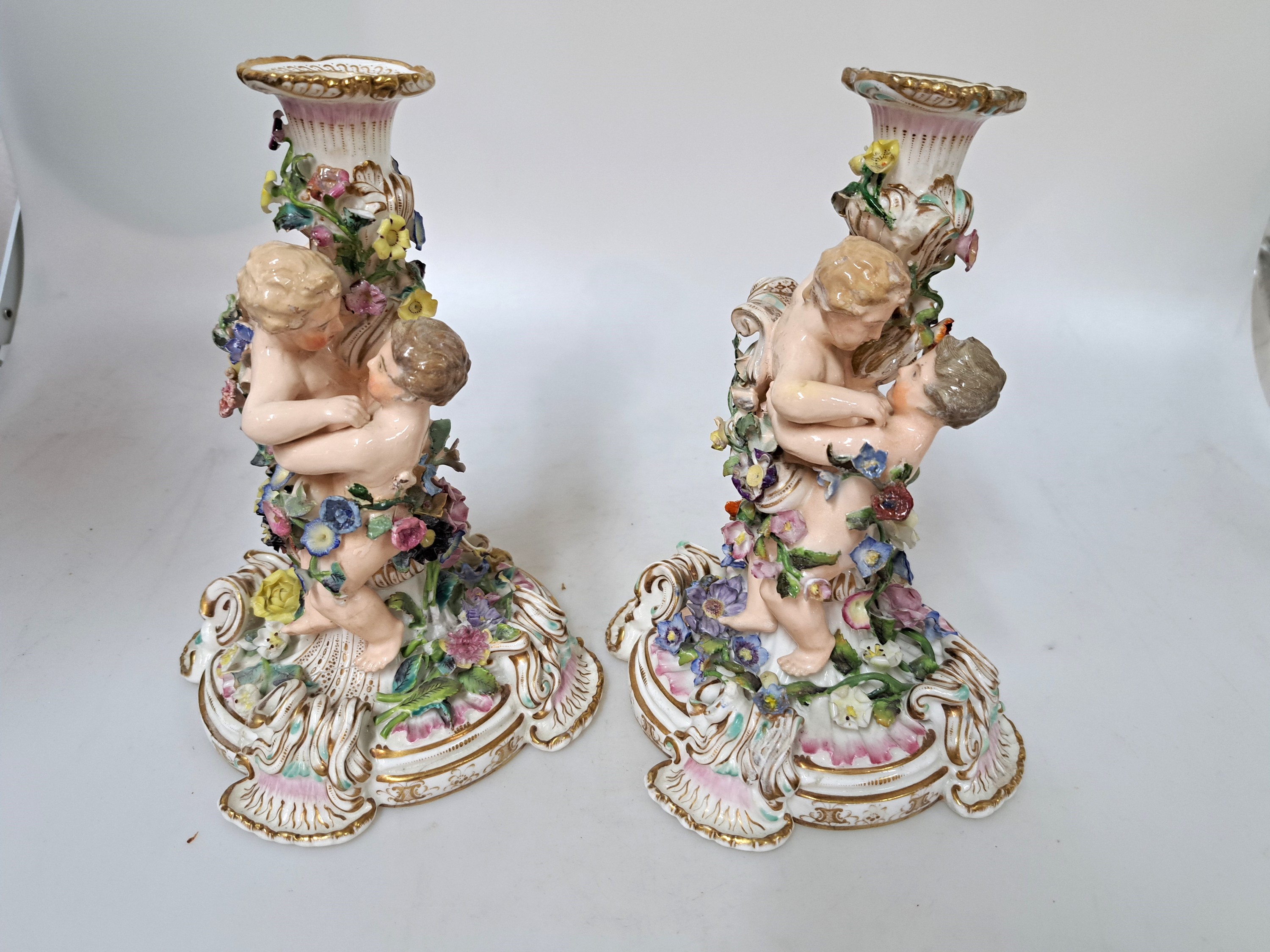 Detail a: Paar Kerzenleuchter, wohl Samson Paris, 2. Hälfte 19. Jh., Porzellan, mit je zwei vollplastischen Figuren, reich appliziert mit bunten Blüten und ...