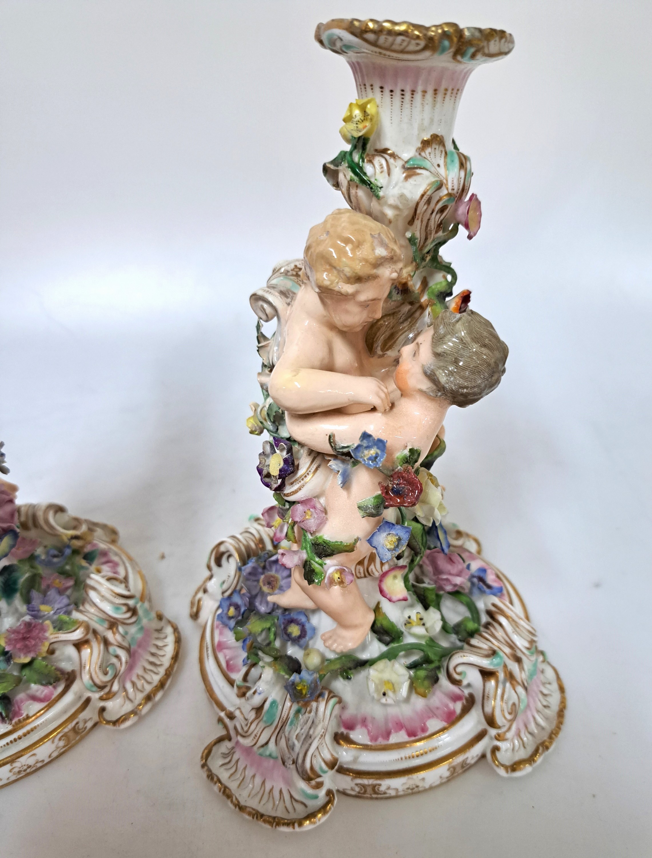 Detail b: Paar Kerzenleuchter, wohl Samson Paris, 2. Hälfte 19. Jh., Porzellan, mit je zwei vollplastischen Figuren, reich appliziert mit bunten Blüten und ...
