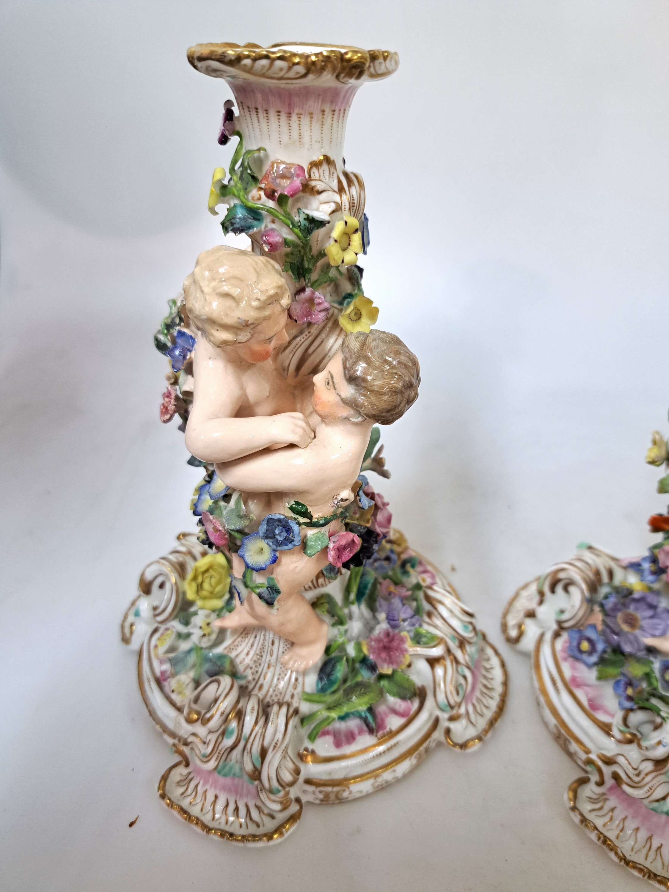 Detail c: Paar Kerzenleuchter, wohl Samson Paris, 2. Hälfte 19. Jh., Porzellan, mit je zwei vollplastischen Figuren, reich appliziert mit bunten Blüten und ...