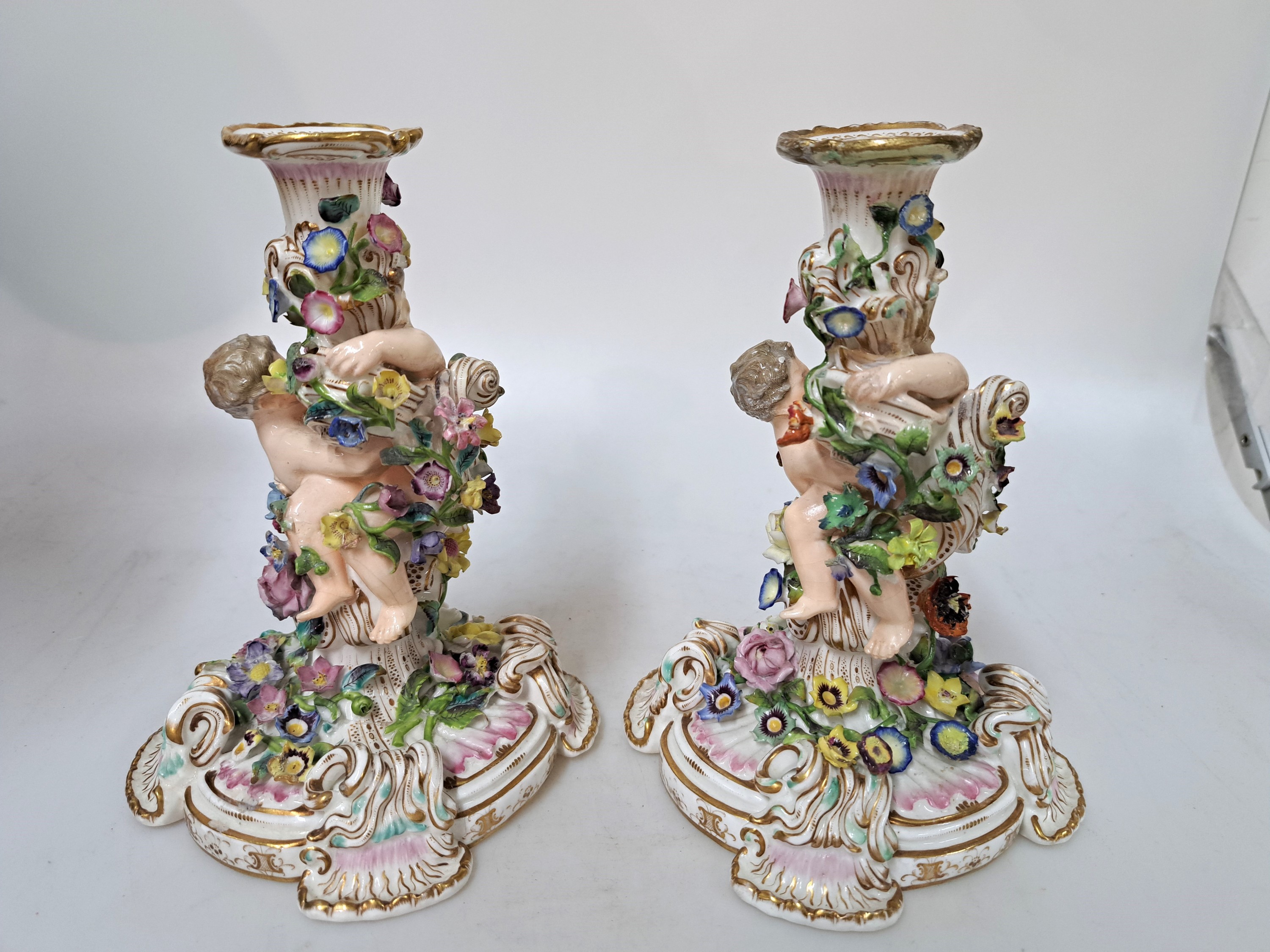 Detail d: Paar Kerzenleuchter, wohl Samson Paris, 2. Hälfte 19. Jh., Porzellan, mit je zwei vollplastischen Figuren, reich appliziert mit bunten Blüten und ...