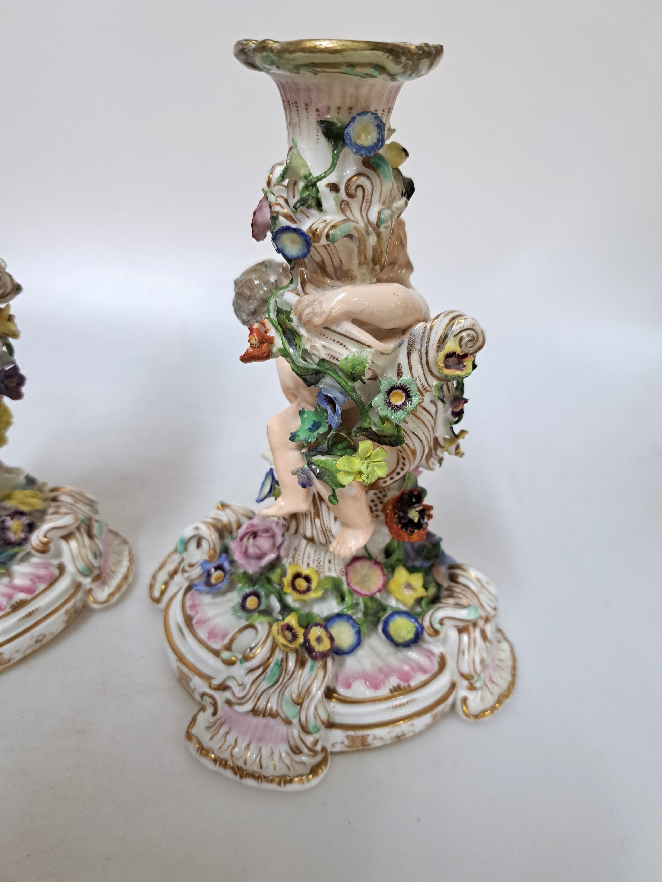Detail e: Paar Kerzenleuchter, wohl Samson Paris, 2. Hälfte 19. Jh., Porzellan, mit je zwei vollplastischen Figuren, reich appliziert mit bunten Blüten und ...
