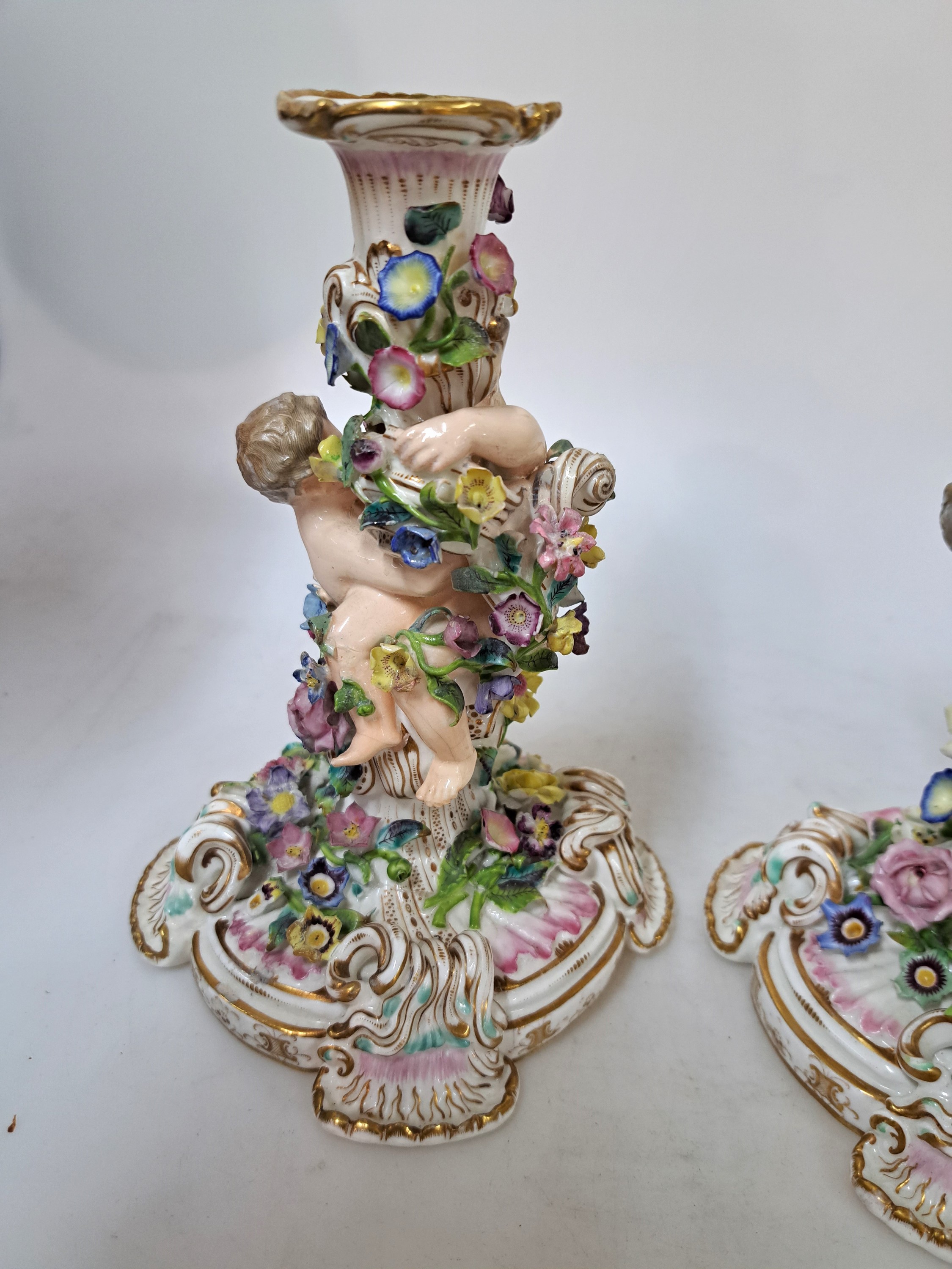 Detail f: Paar Kerzenleuchter, wohl Samson Paris, 2. Hälfte 19. Jh., Porzellan, mit je zwei vollplastischen Figuren, reich appliziert mit bunten Blüten und ...