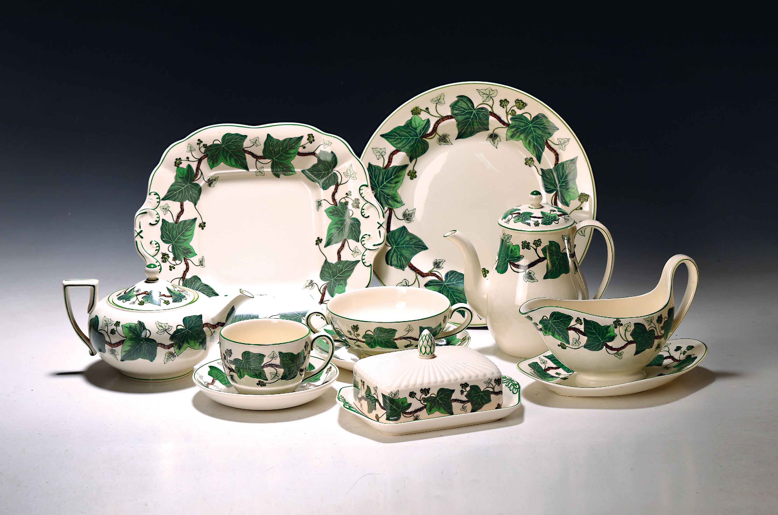 Kaffee- und Speiseservice, Wedgwood, Modell Napoleon Ivy, Kanne, Teekanne, Zuckerdose, Milchkännchen, Butterdose, 6 Eierbecher, 8 geschwungene ...