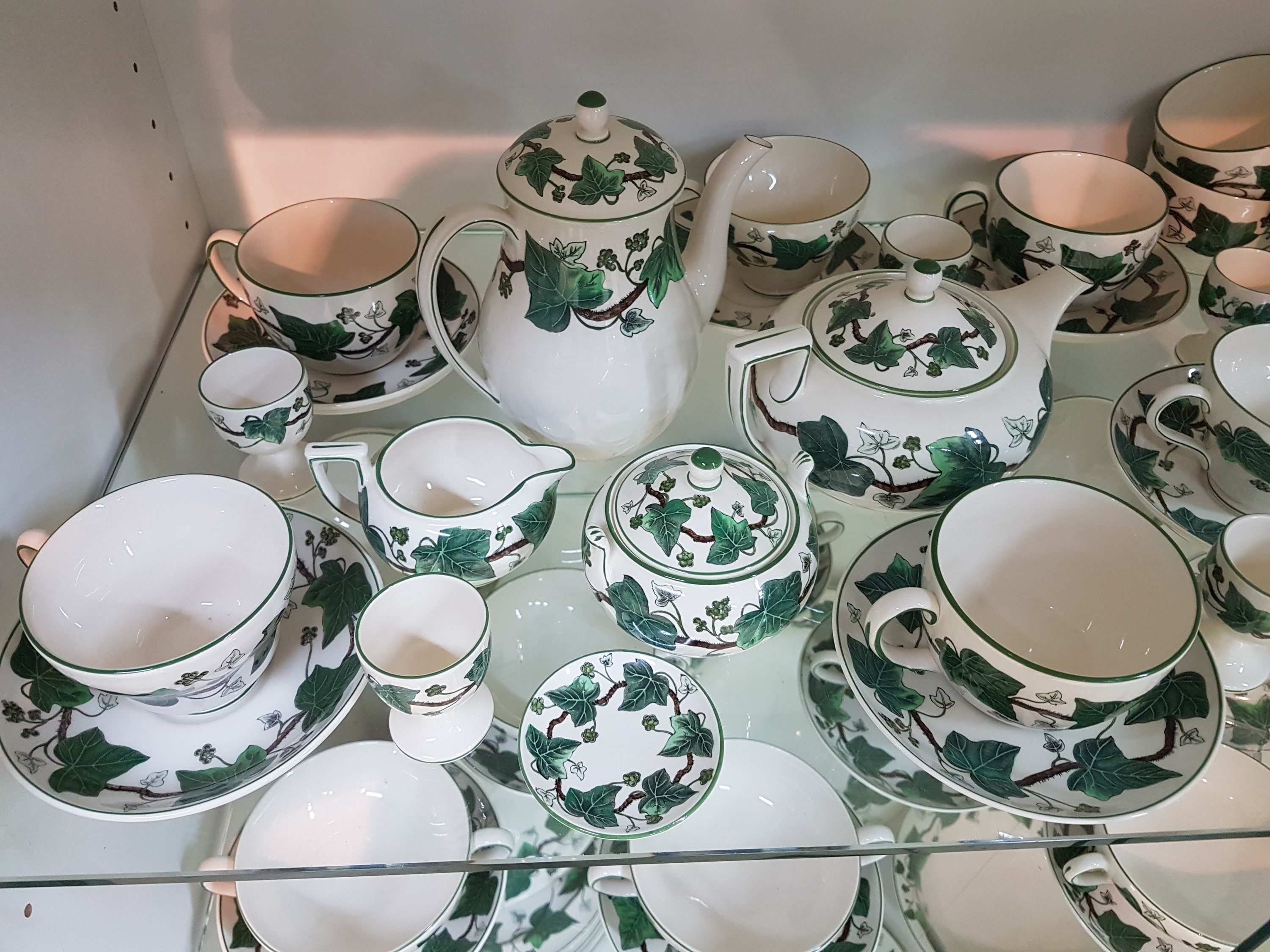 Detail a: Kaffee- und Speiseservice, Wedgwood, Modell Napoleon Ivy, Kanne, Teekanne, Zuckerdose, Milchkännchen, Butterdose, 6 Eierbecher, 8 geschwungene ...