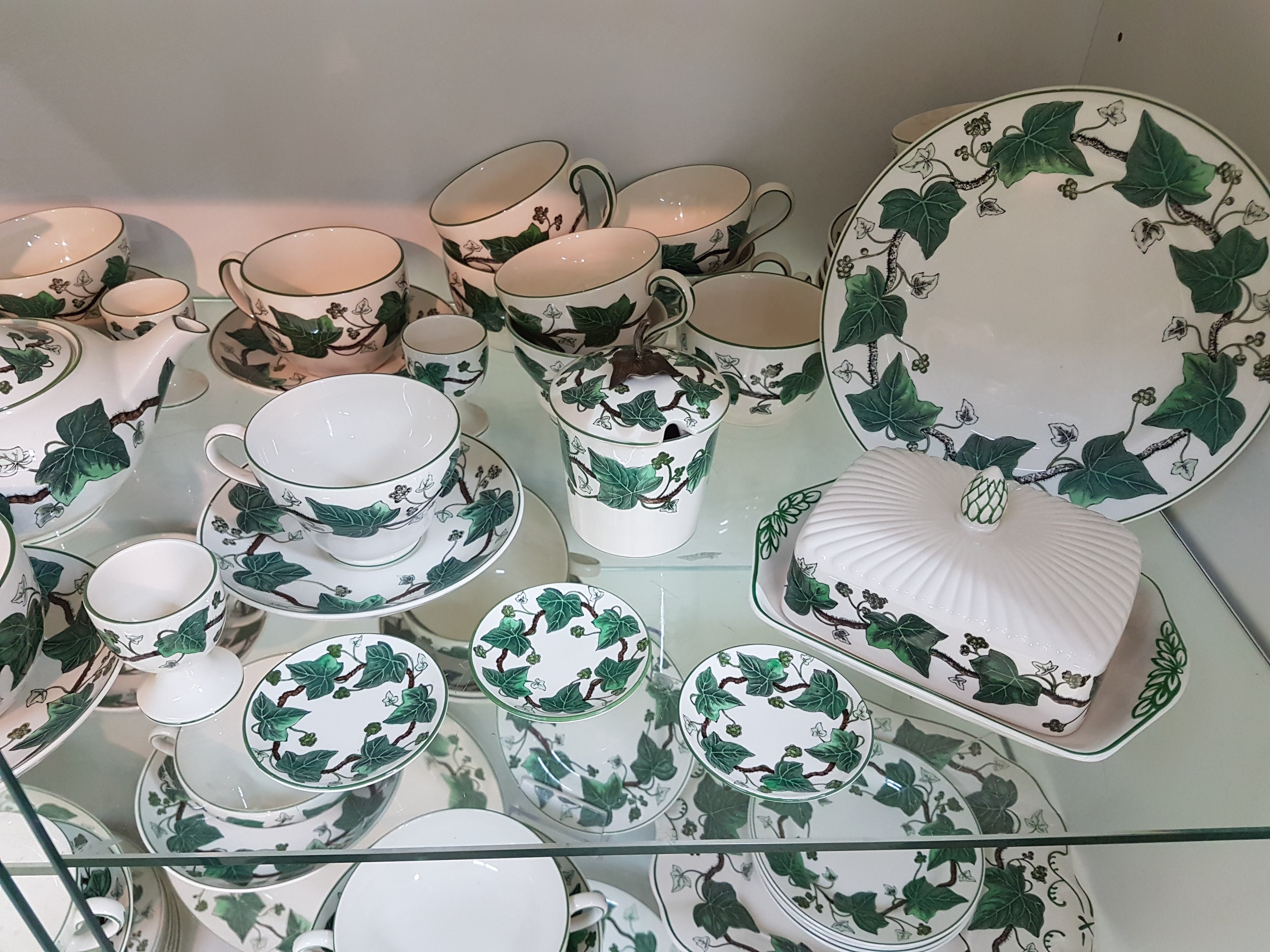 Detail b: Kaffee- und Speiseservice, Wedgwood, Modell Napoleon Ivy, Kanne, Teekanne, Zuckerdose, Milchkännchen, Butterdose, 6 Eierbecher, 8 geschwungene ...