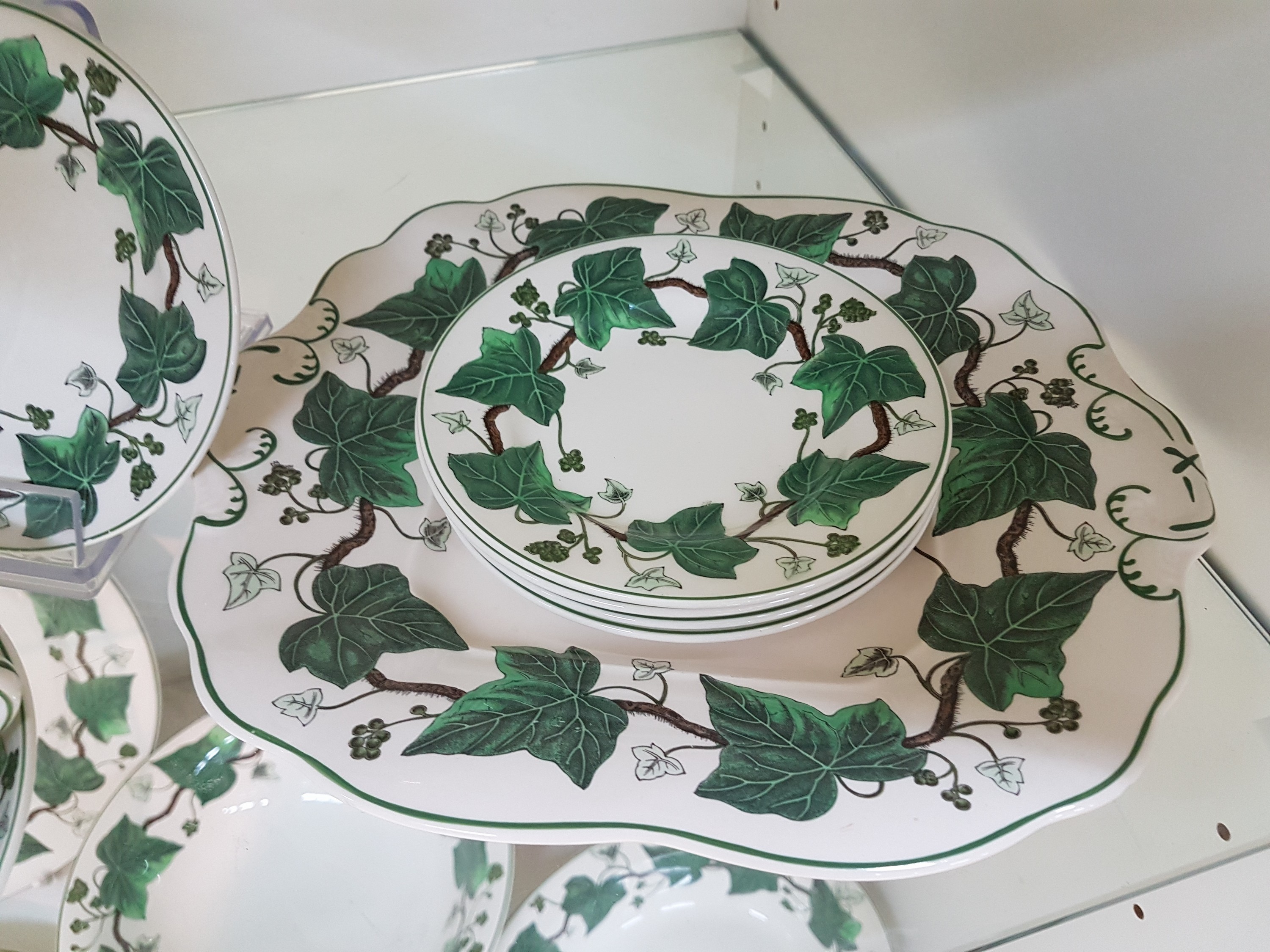 Detail c: Kaffee- und Speiseservice, Wedgwood, Modell Napoleon Ivy, Kanne, Teekanne, Zuckerdose, Milchkännchen, Butterdose, 6 Eierbecher, 8 geschwungene ...