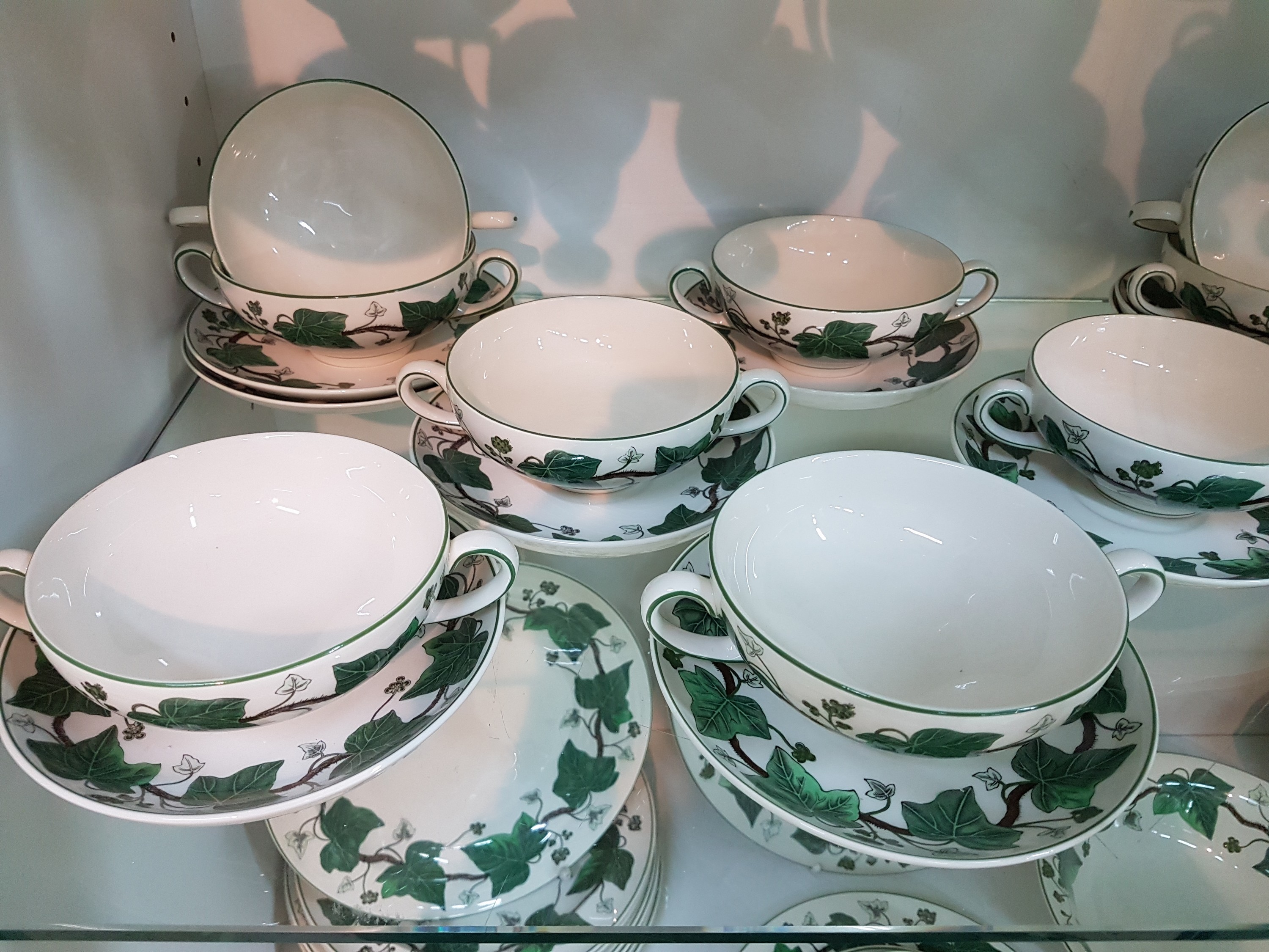 Detail d: Kaffee- und Speiseservice, Wedgwood, Modell Napoleon Ivy, Kanne, Teekanne, Zuckerdose, Milchkännchen, Butterdose, 6 Eierbecher, 8 geschwungene ...