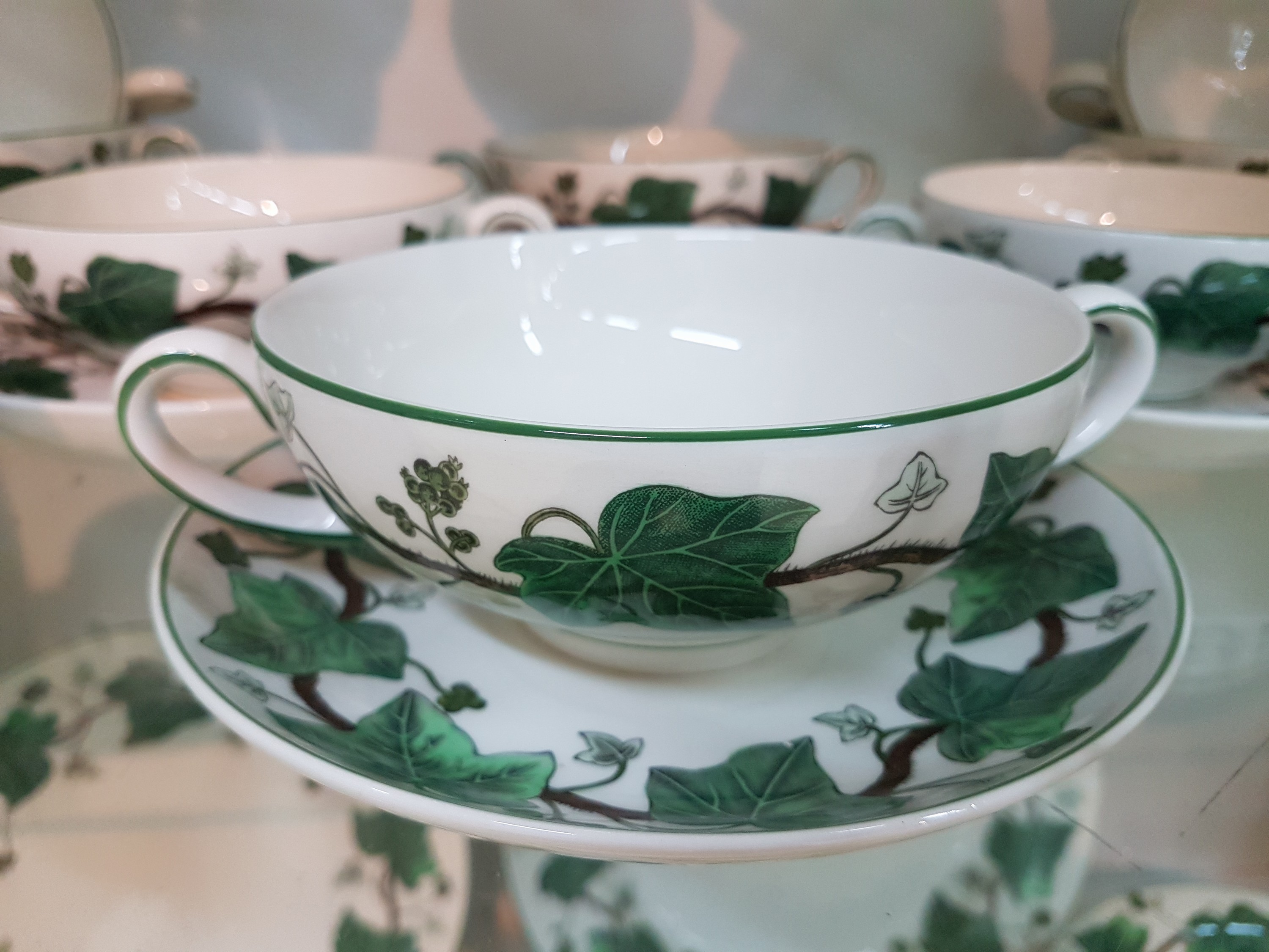 Detail e: Kaffee- und Speiseservice, Wedgwood, Modell Napoleon Ivy, Kanne, Teekanne, Zuckerdose, Milchkännchen, Butterdose, 6 Eierbecher, 8 geschwungene ...