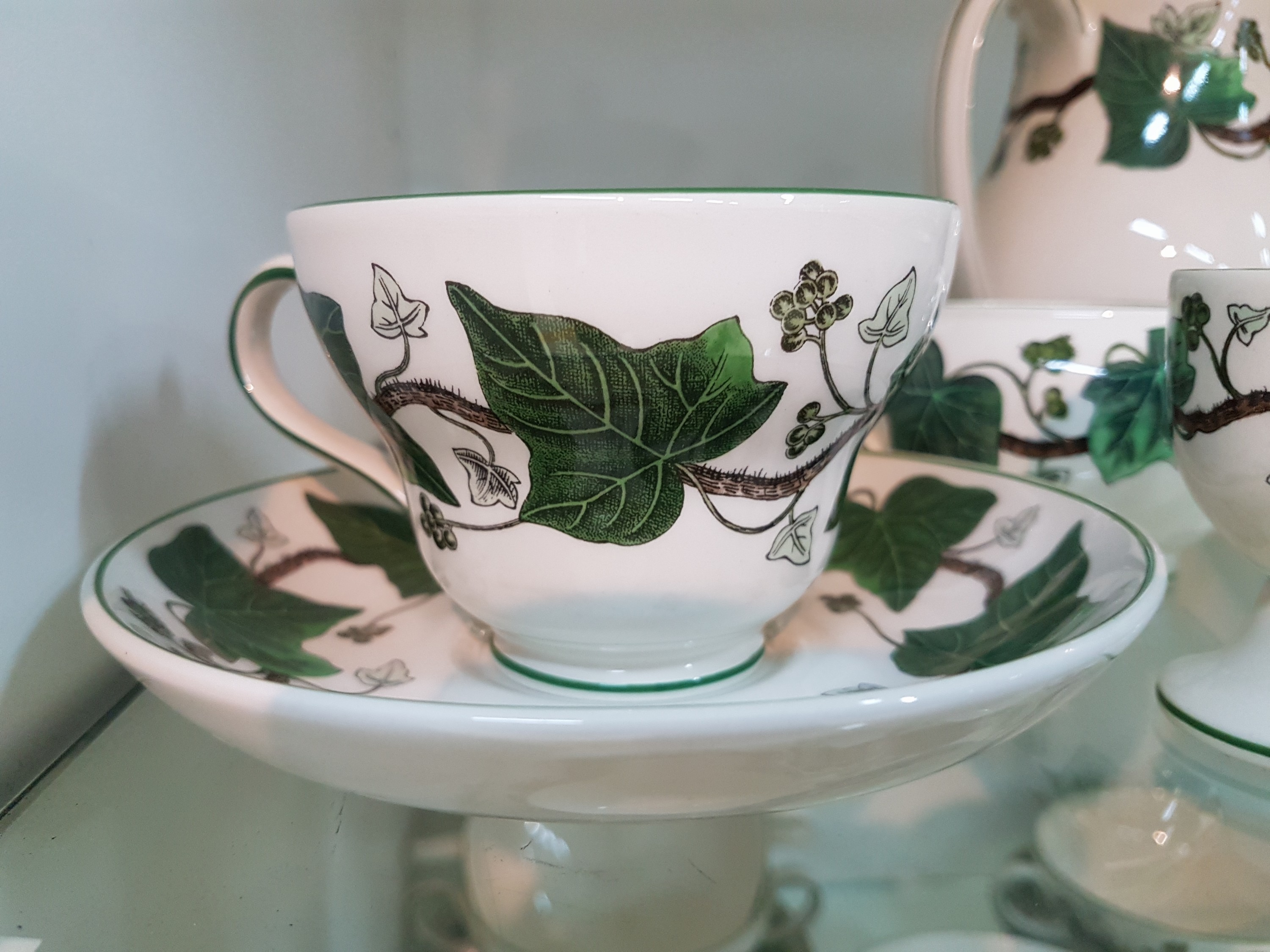 Detail f: Kaffee- und Speiseservice, Wedgwood, Modell Napoleon Ivy, Kanne, Teekanne, Zuckerdose, Milchkännchen, Butterdose, 6 Eierbecher, 8 geschwungene ...