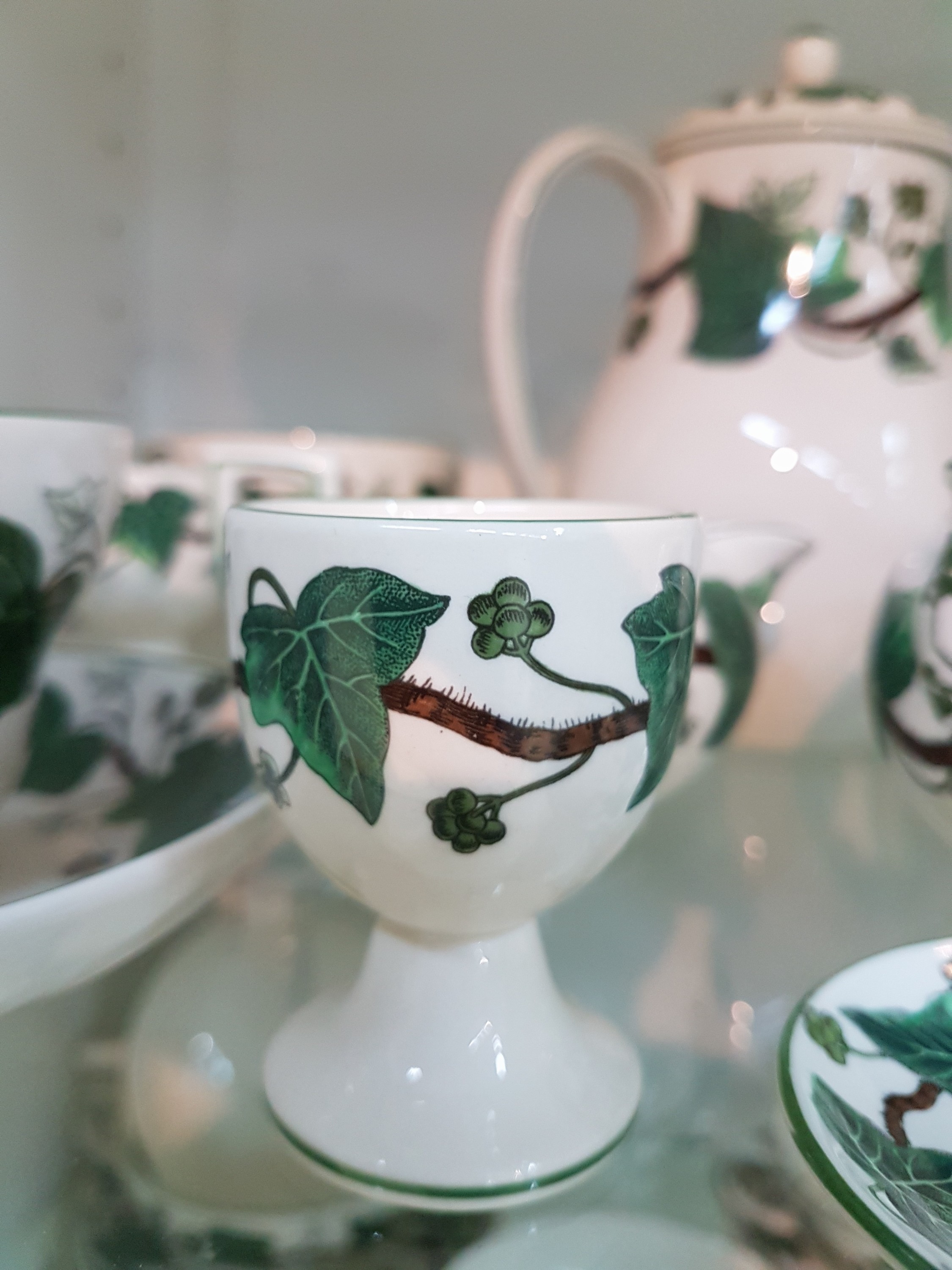 Detail g: Kaffee- und Speiseservice, Wedgwood, Modell Napoleon Ivy, Kanne, Teekanne, Zuckerdose, Milchkännchen, Butterdose, 6 Eierbecher, 8 geschwungene ...