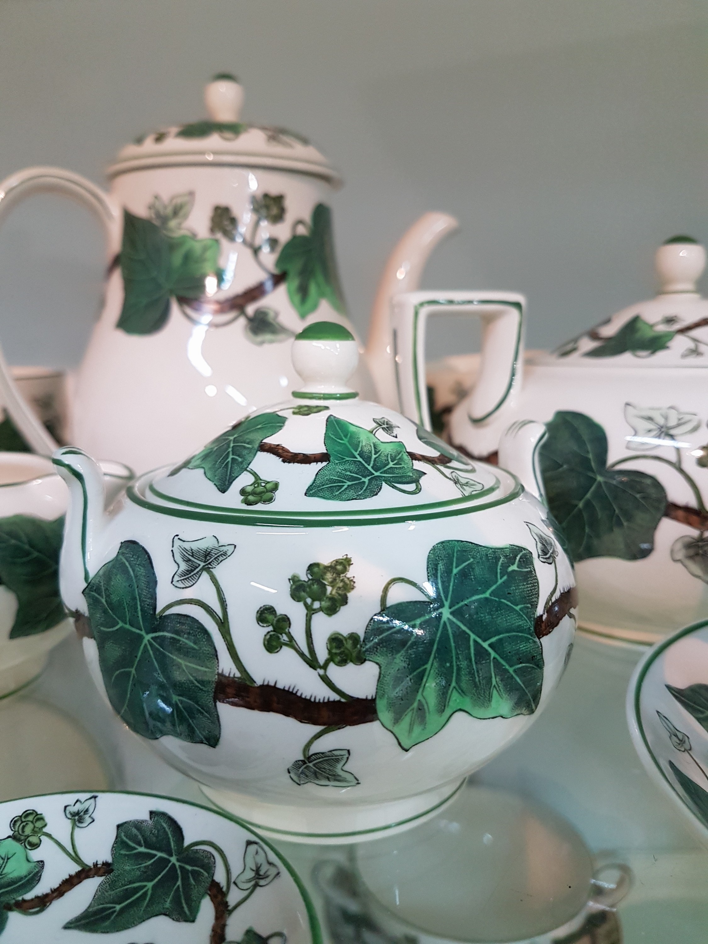 Detail h: Kaffee- und Speiseservice, Wedgwood, Modell Napoleon Ivy, Kanne, Teekanne, Zuckerdose, Milchkännchen, Butterdose, 6 Eierbecher, 8 geschwungene ...