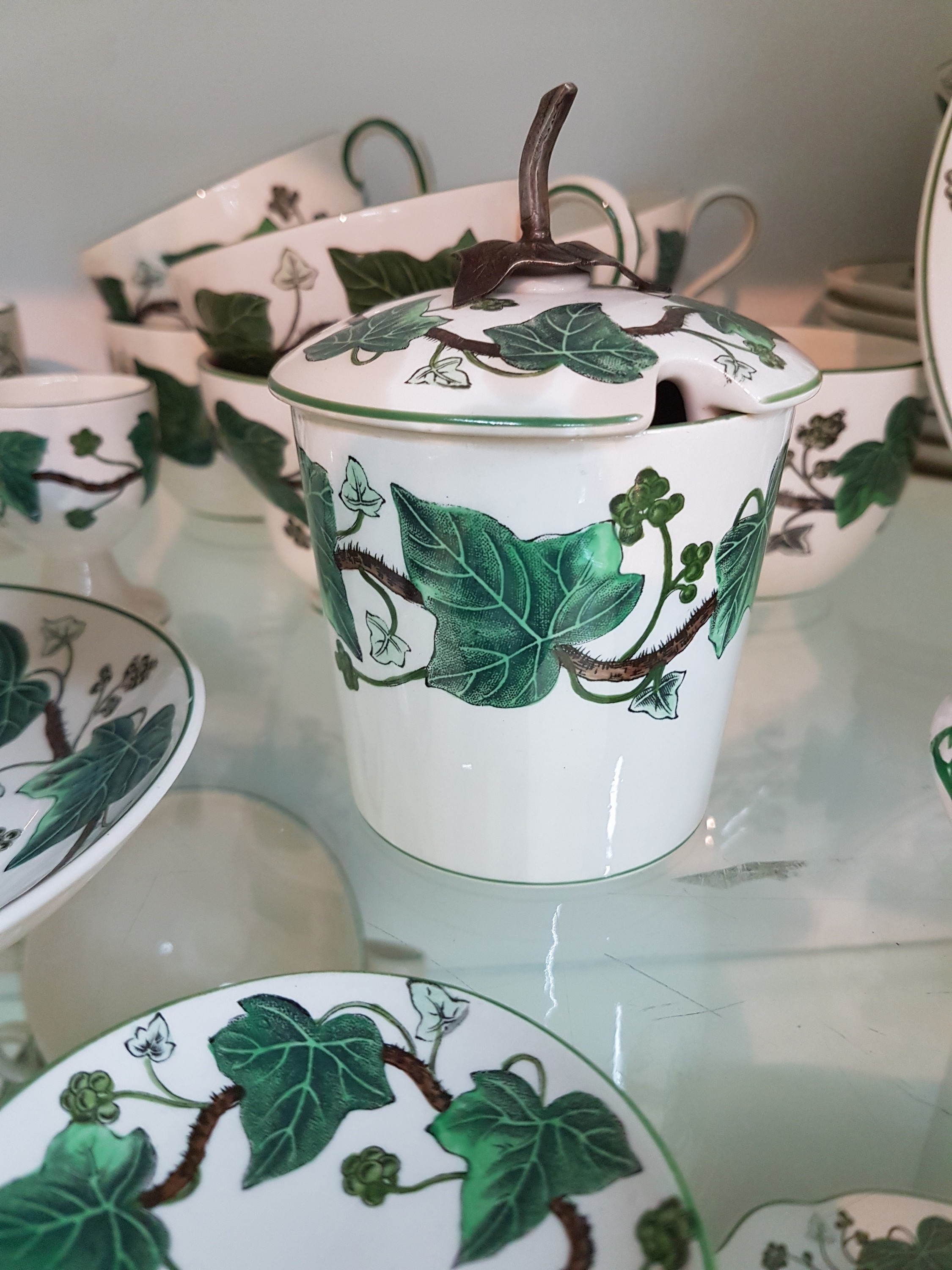 Detail i: Kaffee- und Speiseservice, Wedgwood, Modell Napoleon Ivy, Kanne, Teekanne, Zuckerdose, Milchkännchen, Butterdose, 6 Eierbecher, 8 geschwungene ...